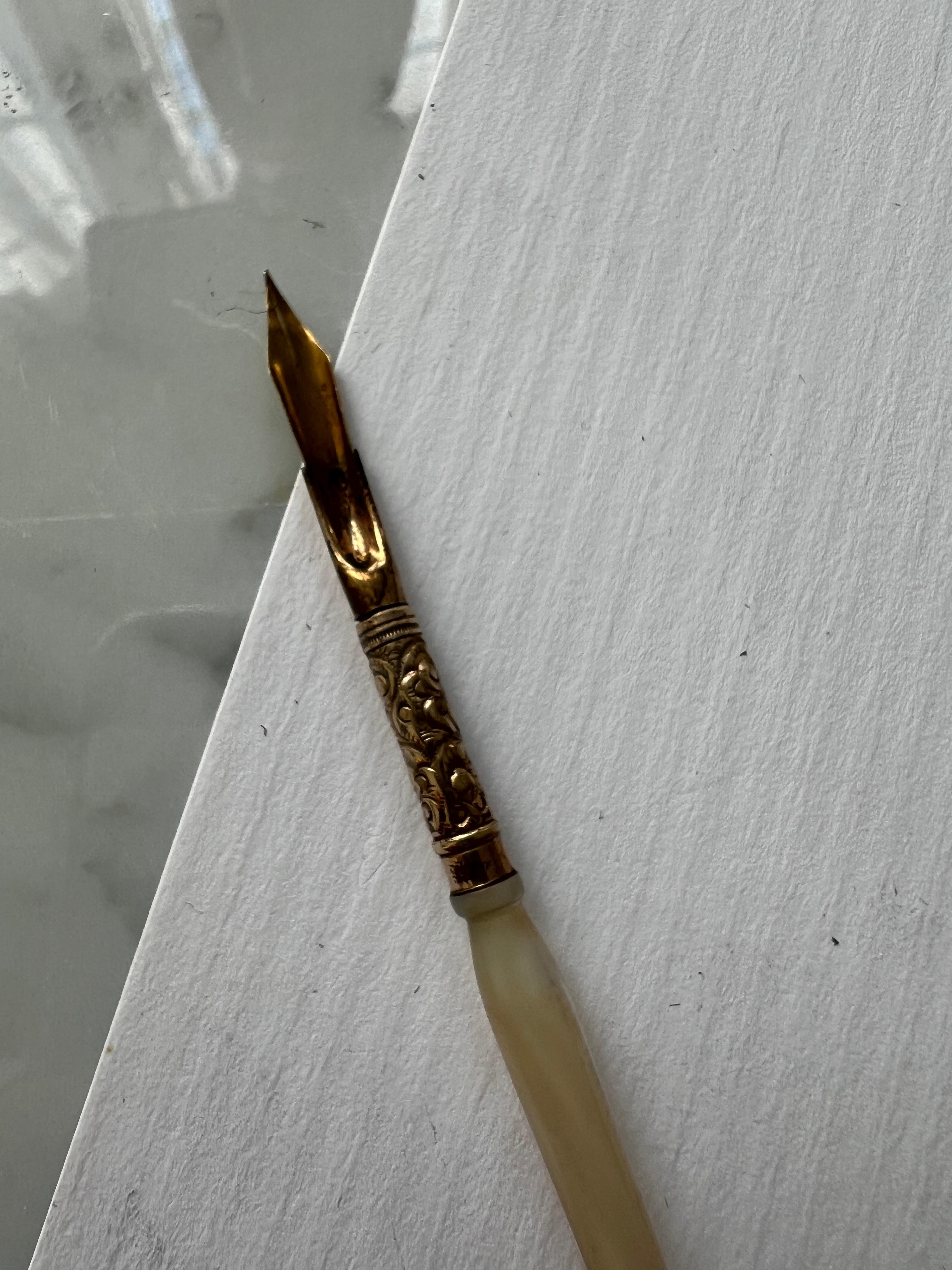 Repoussé Stylo à bille en nacre et or repoussé du 19ème siècle avec embout 14k en vente