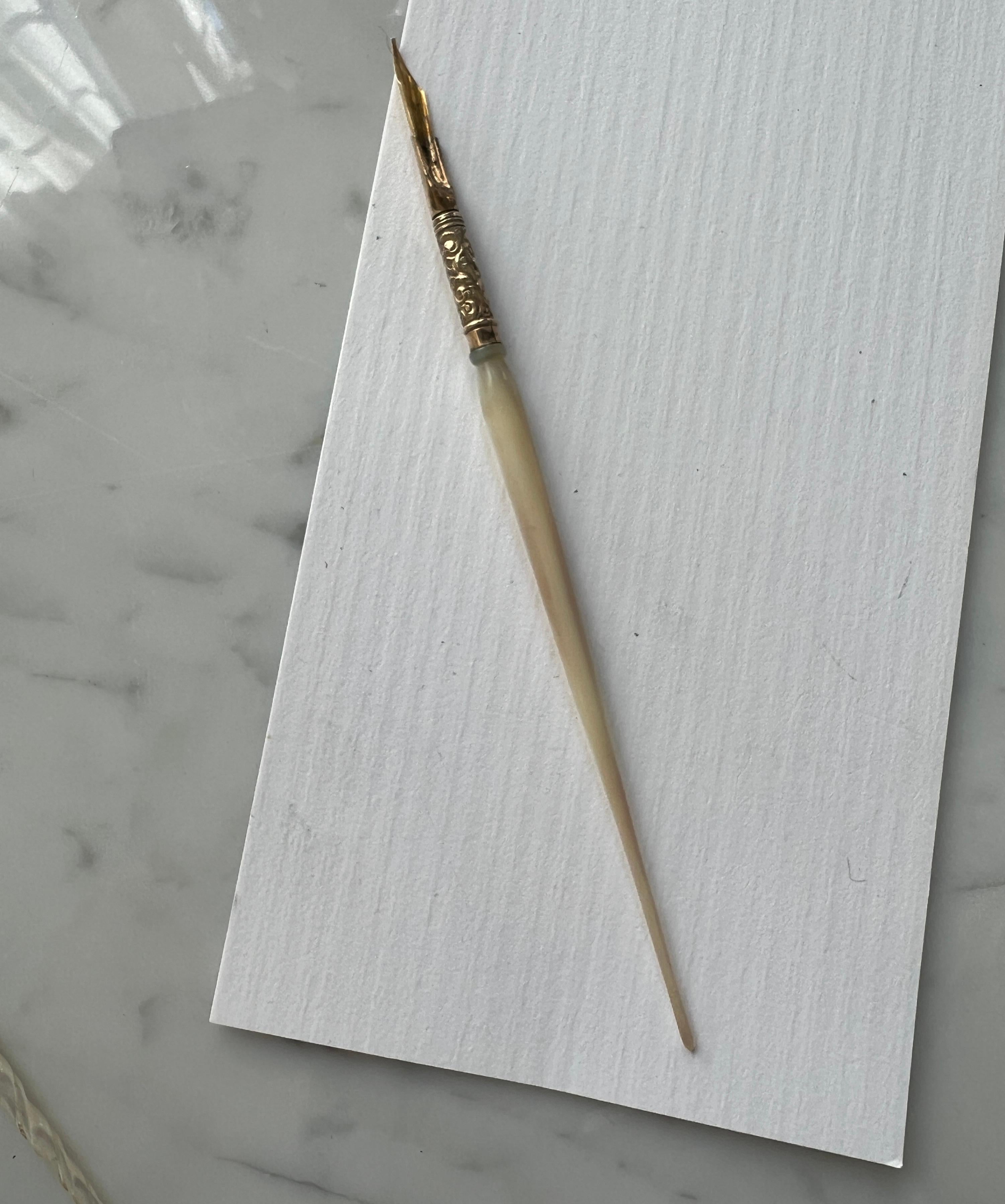 Stylo à bille en nacre et or repoussé du 19ème siècle avec embout 14k Bon état - En vente à Los Angeles, CA