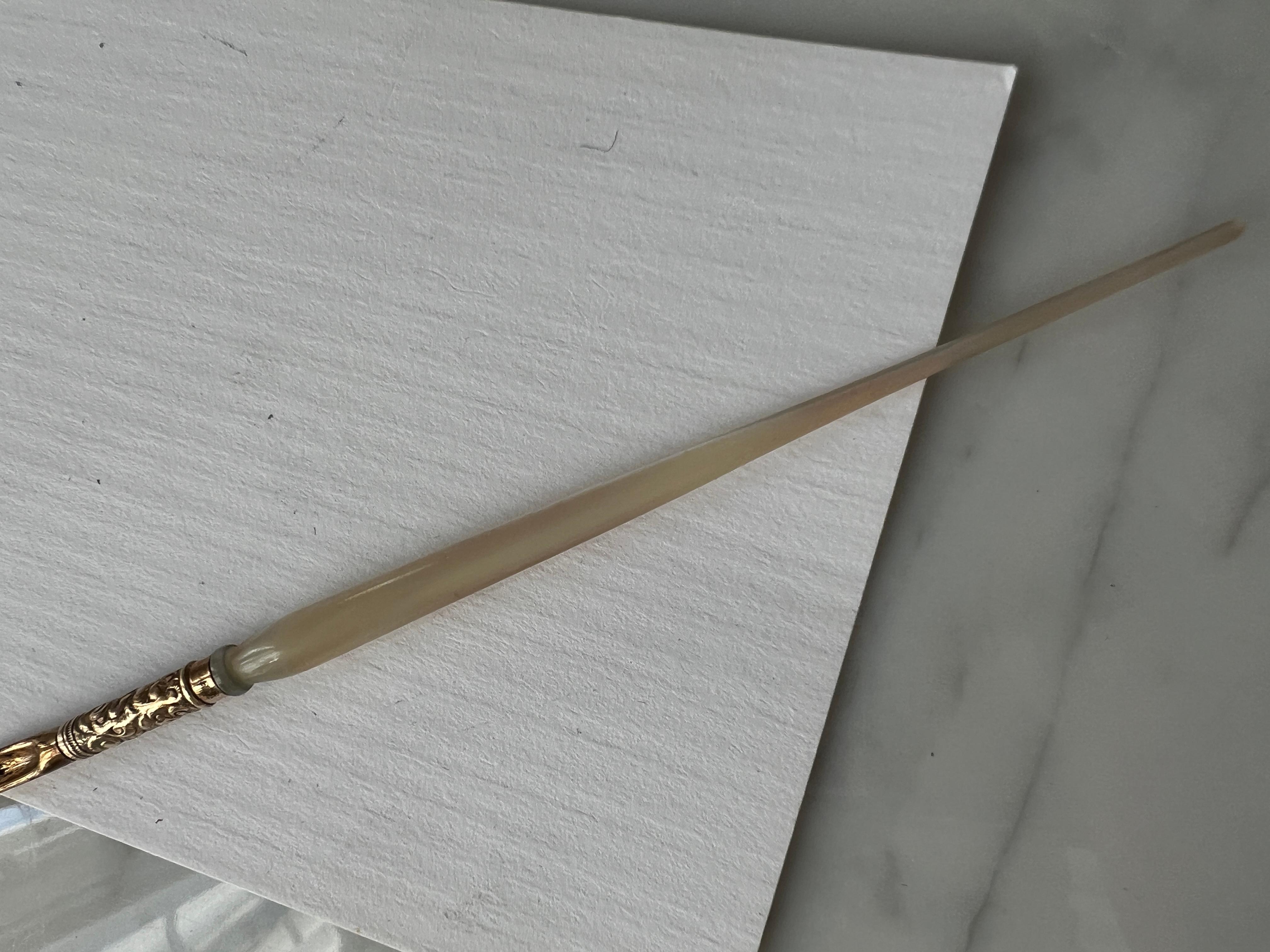 XIXe siècle Stylo à bille en nacre et or repoussé du 19ème siècle avec embout 14k en vente