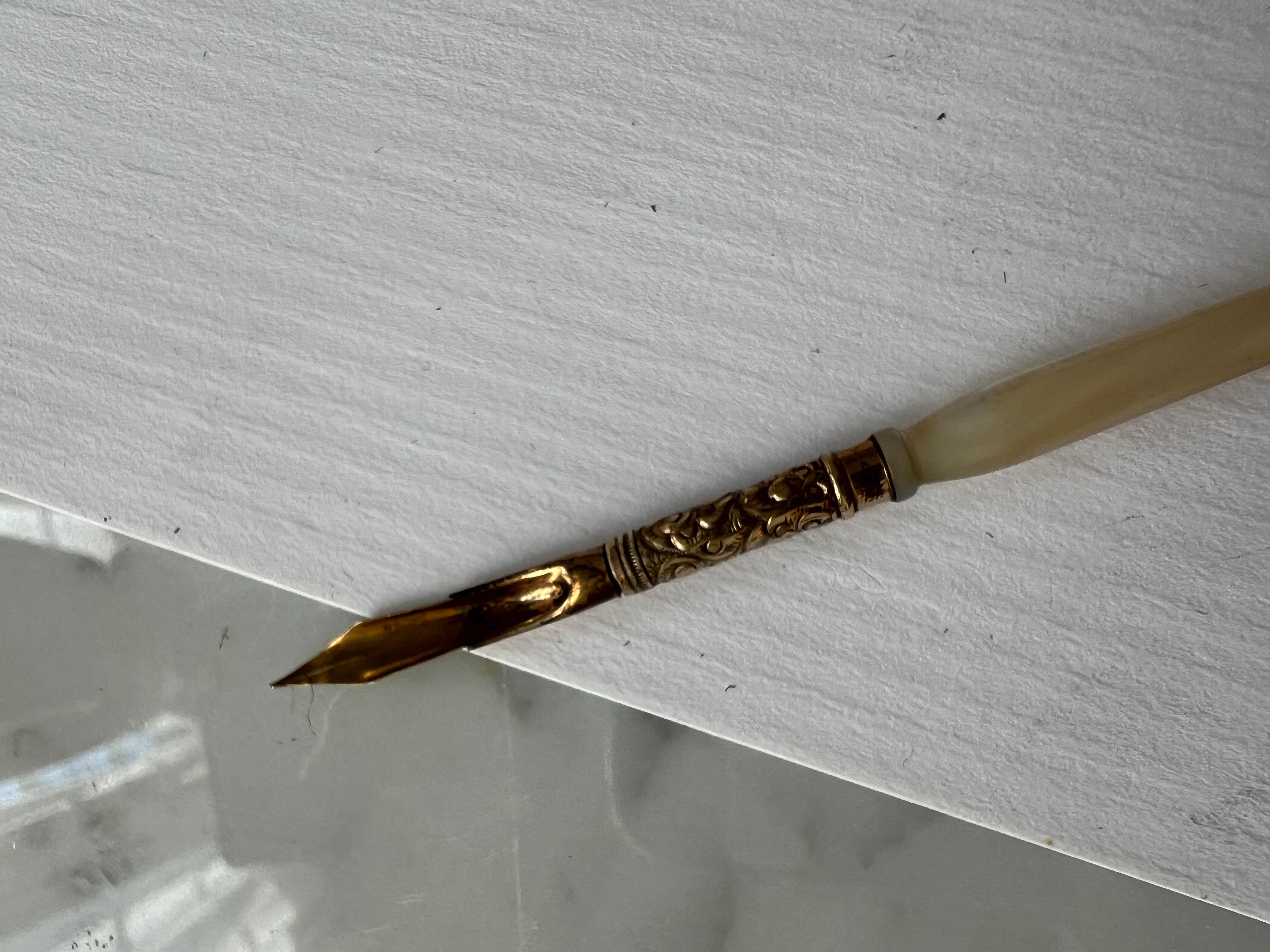 Or Stylo à bille en nacre et or repoussé du 19ème siècle avec embout 14k en vente