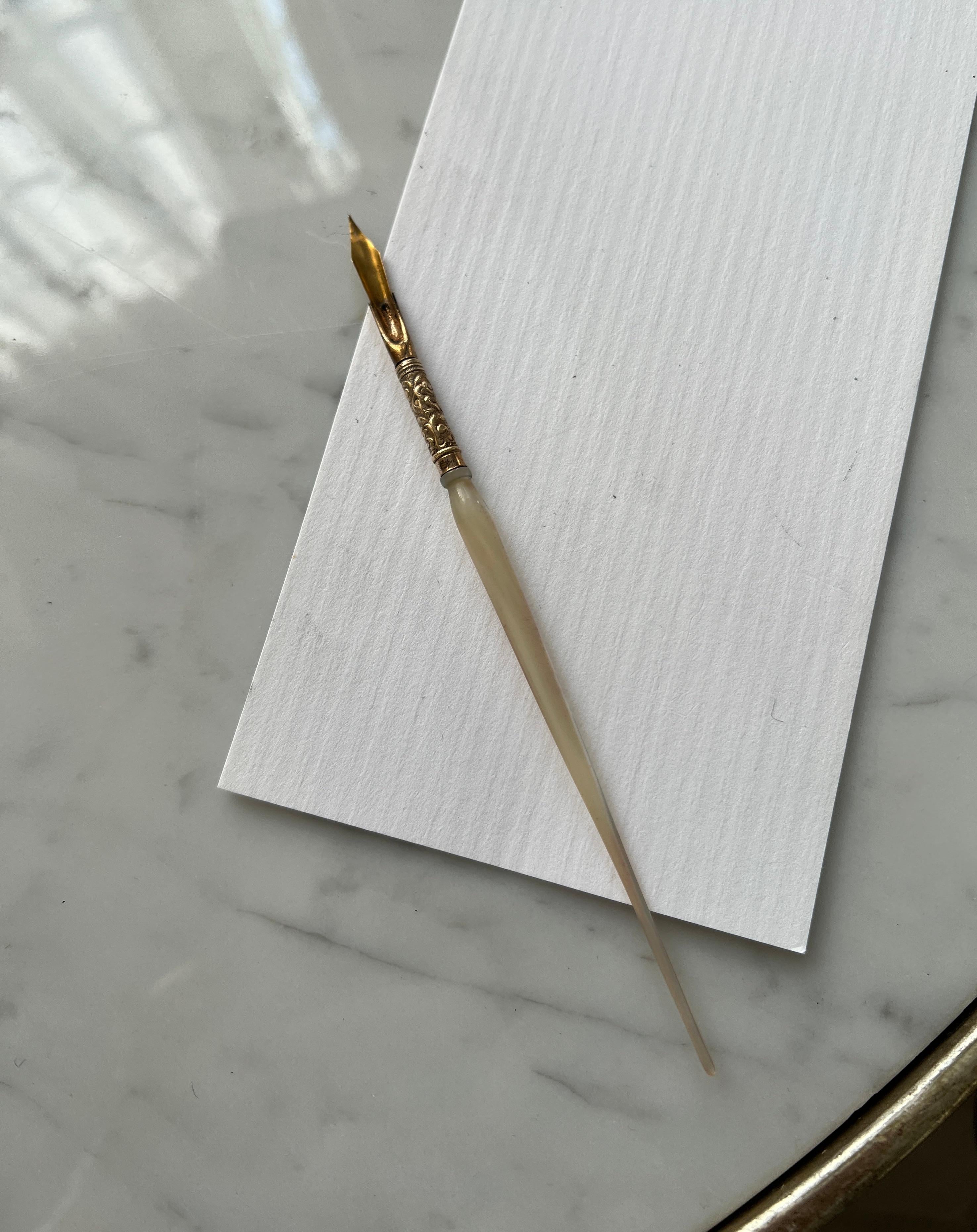 Stylo à bille en nacre et or repoussé du 19ème siècle avec embout 14k en vente 1