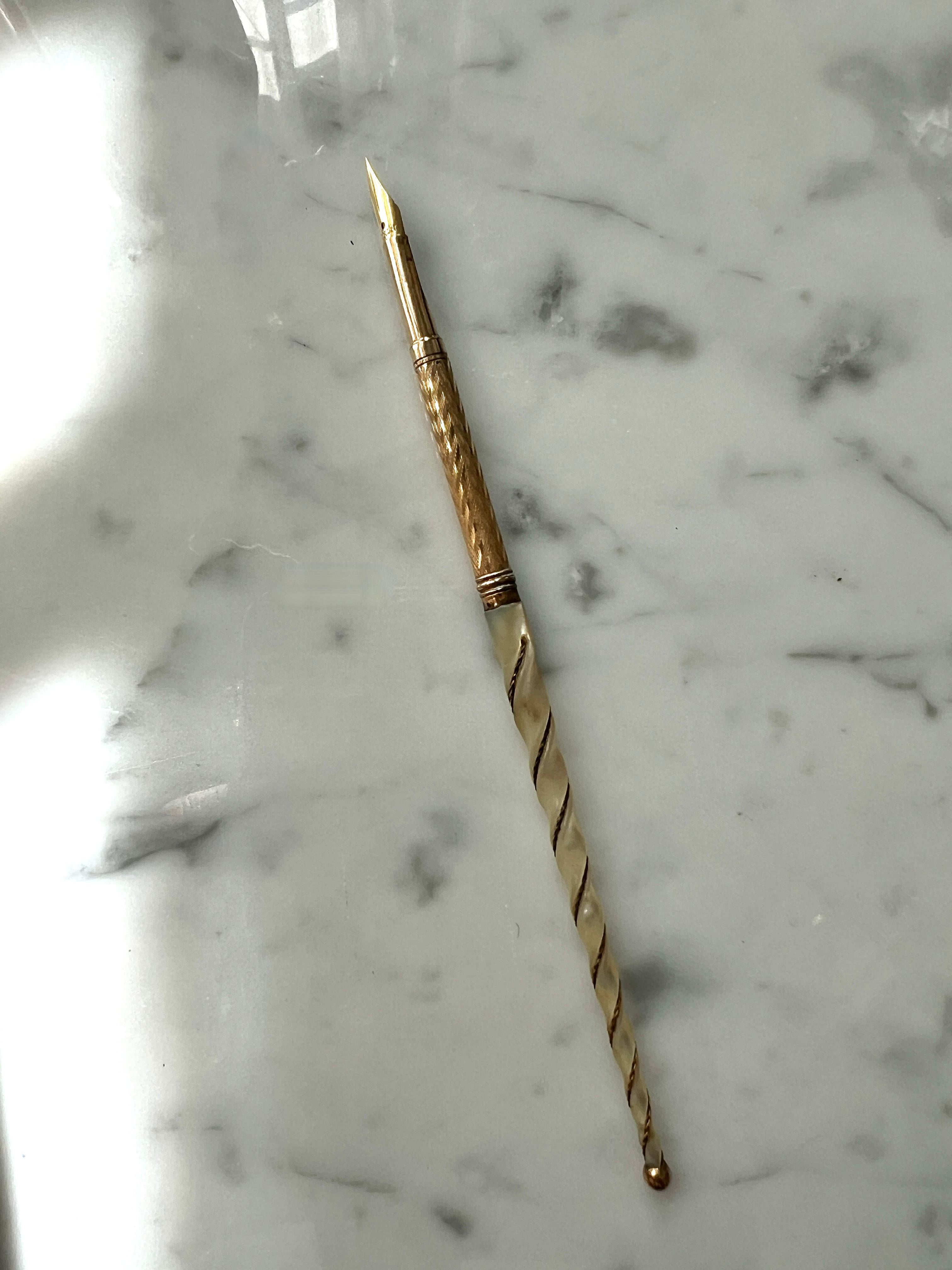 Un magnifique stylo plume vintage - une belle pièce décorative pour le bureau, mais aussi entièrement fonctionnel.  La poignée est en nacre avec des torsades en or.  tourbillon  qui débouche sur un élégant Design/One 14k Waterman  de l'astuce.