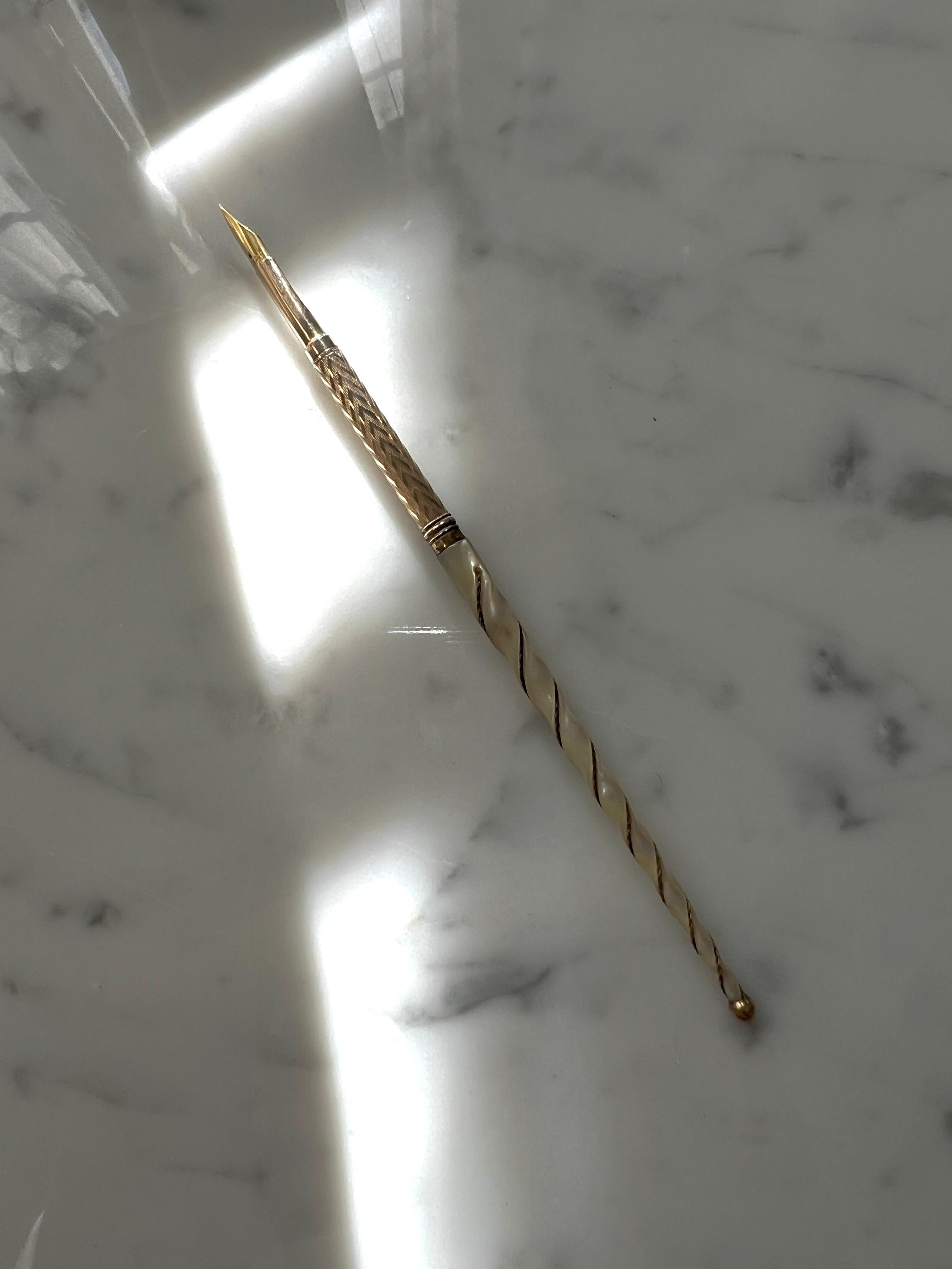 Art nouveau Stylo à bille en nacre et or repoussé du 19ème siècle avec embout 14k en vente