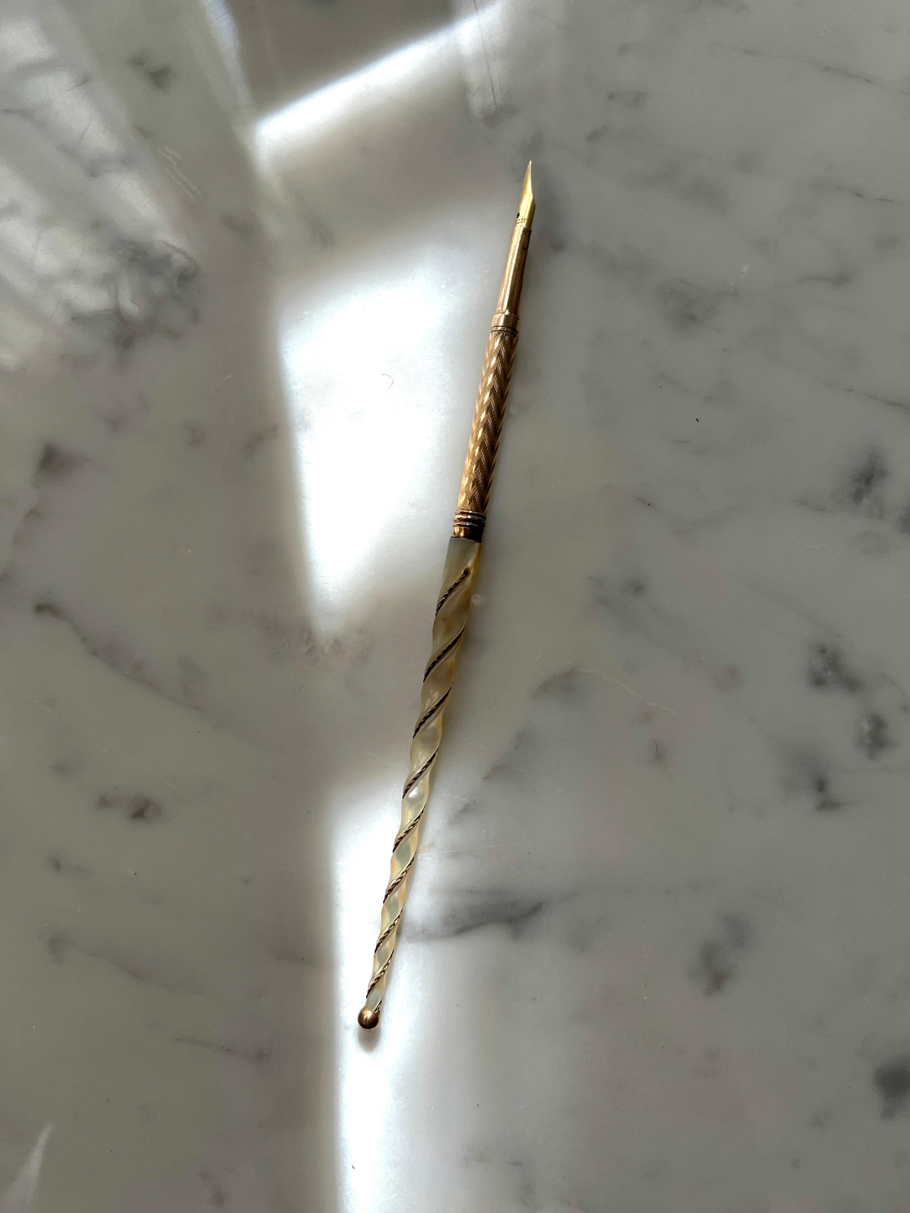 Repoussé Stylo à bille en nacre et or repoussé du 19ème siècle avec embout 14k en vente
