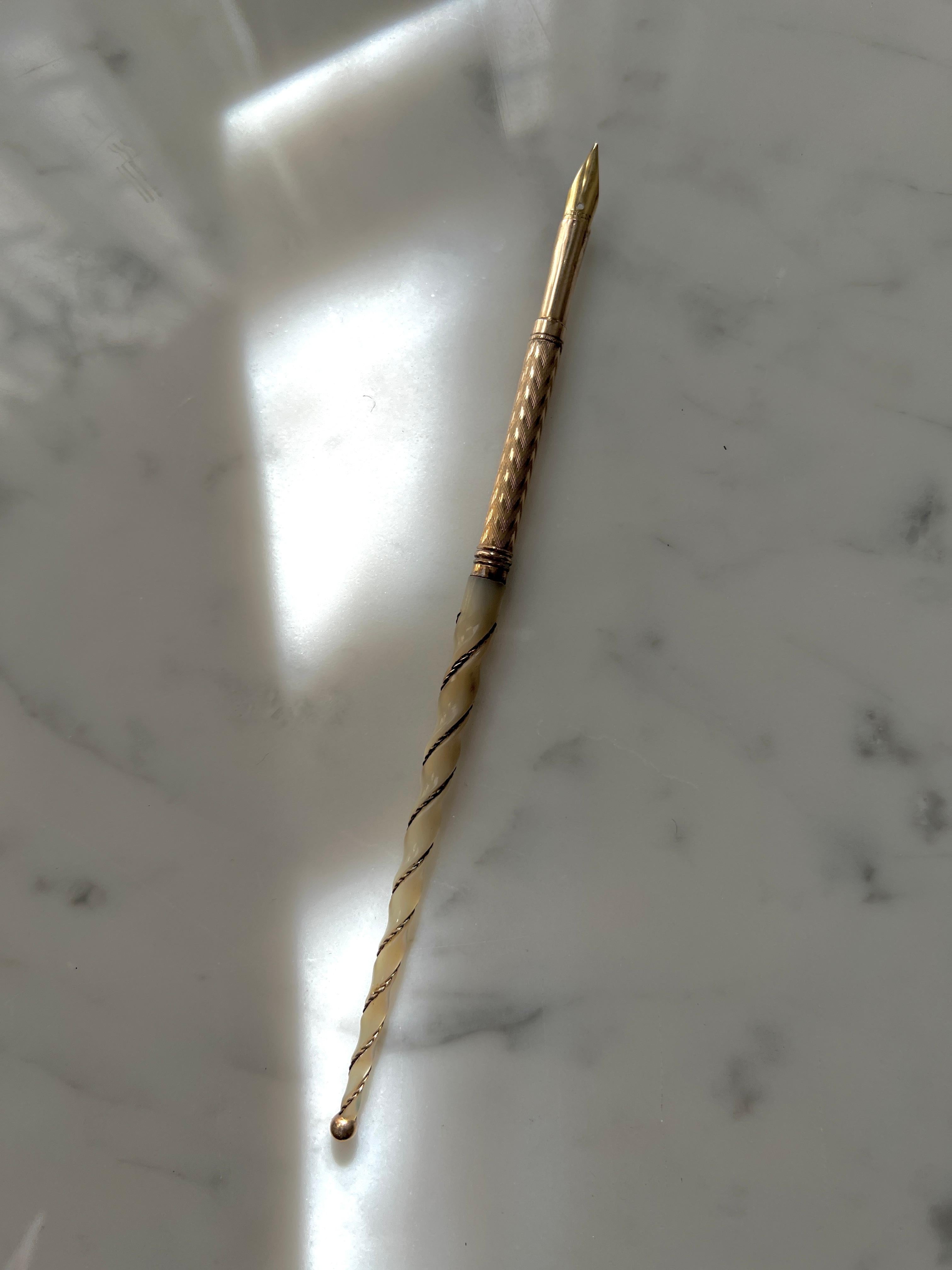 Stylo à bille en nacre et or repoussé du 19ème siècle avec embout 14k Bon état - En vente à Los Angeles, CA