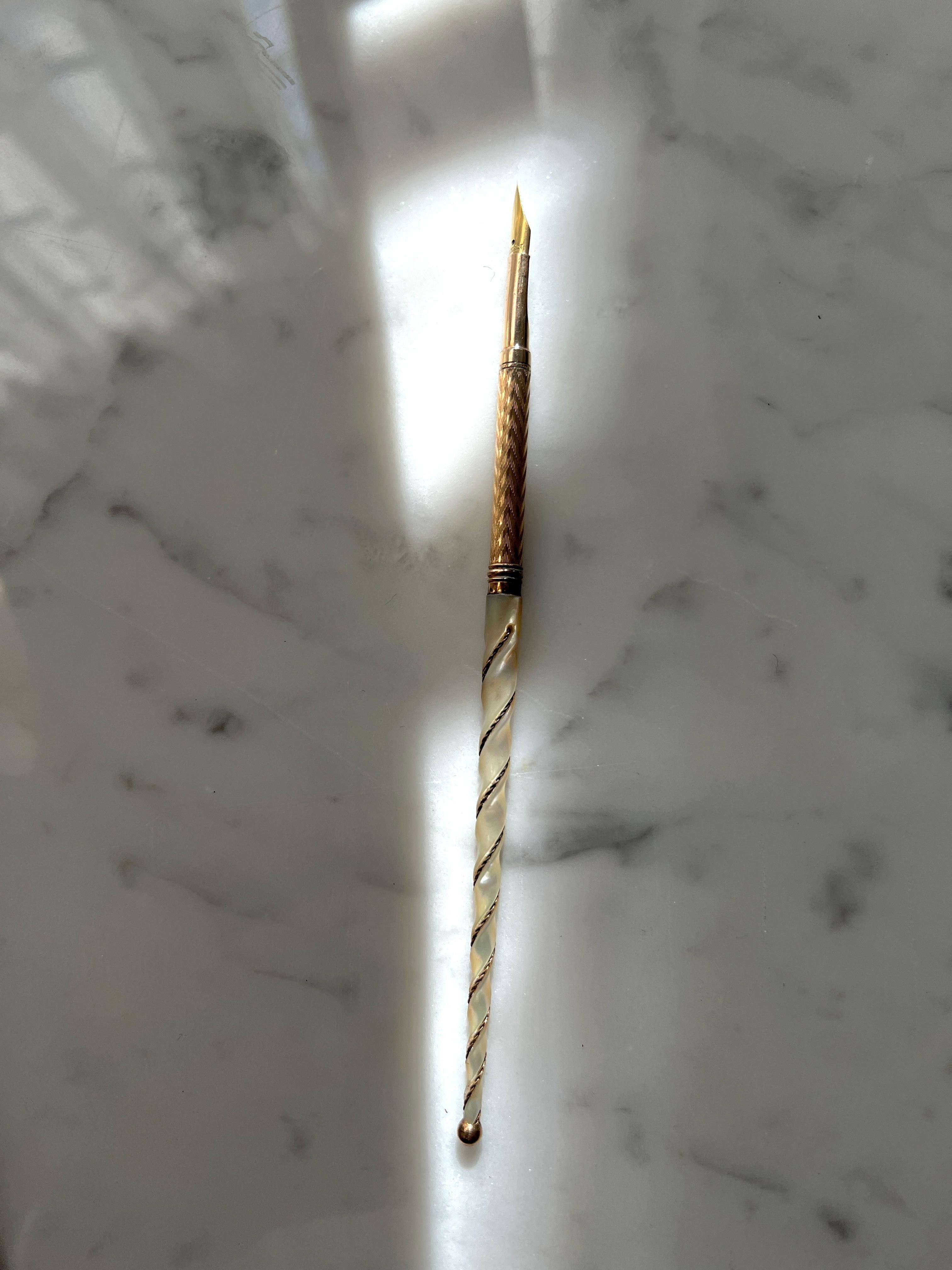 XIXe siècle Stylo à bille en nacre et or repoussé du 19ème siècle avec embout 14k en vente