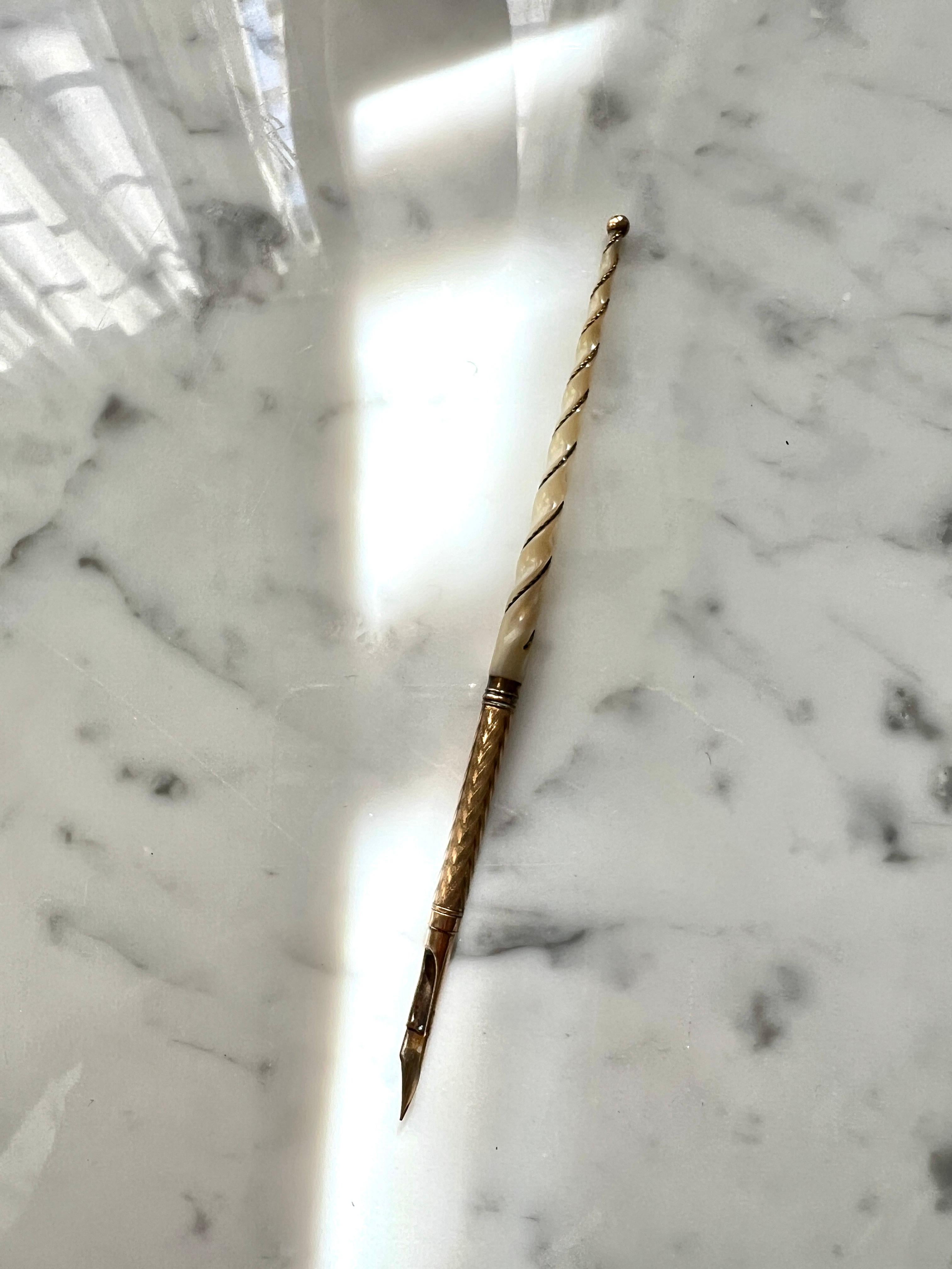 Or Stylo à bille en nacre et or repoussé du 19ème siècle avec embout 14k en vente