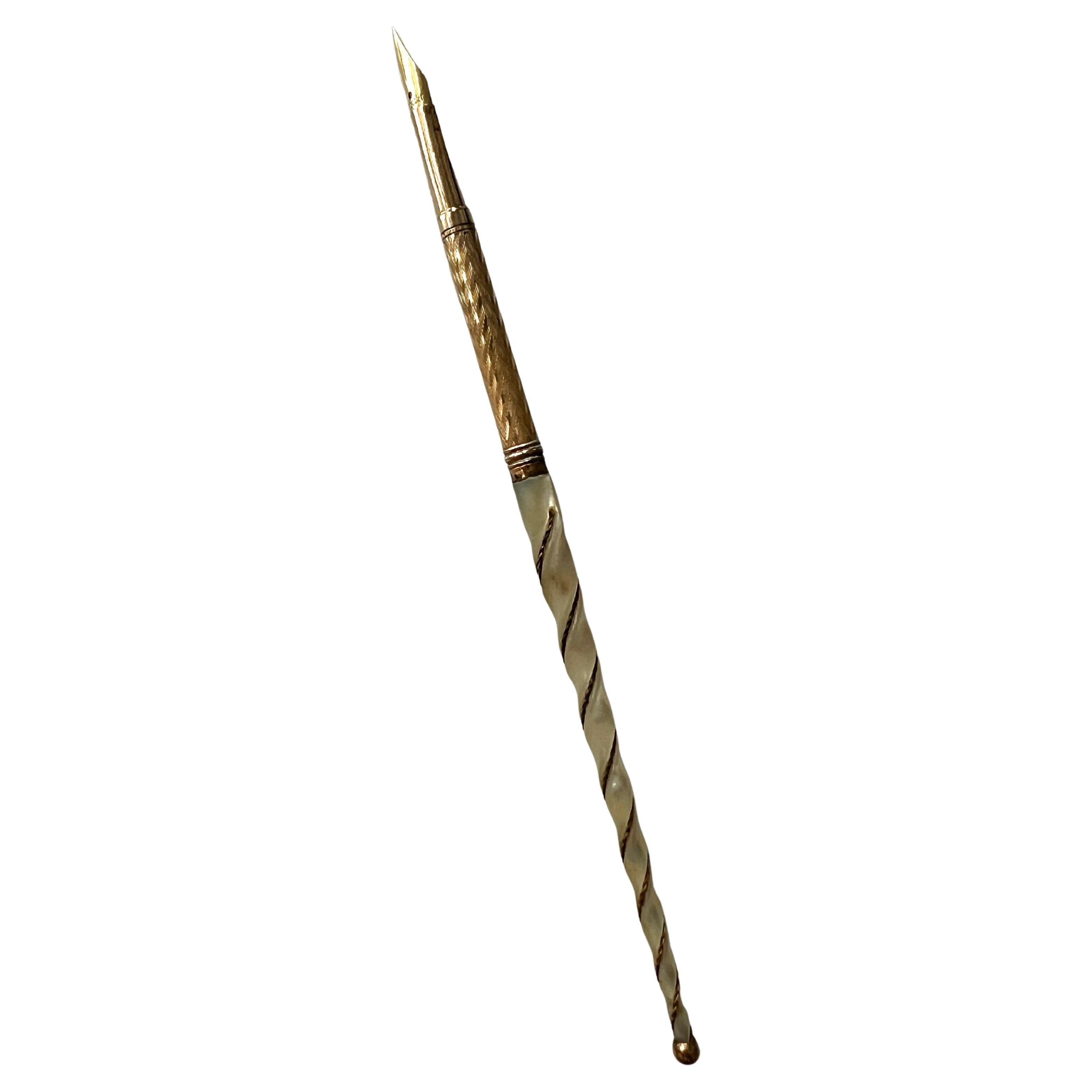 Penna con impugnatura a spirale in madreperla e oro Repousse del XIX secolo con punta a 14k