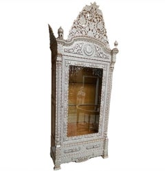 Vitrine mit Perlmuttüberzug aus dem 19.