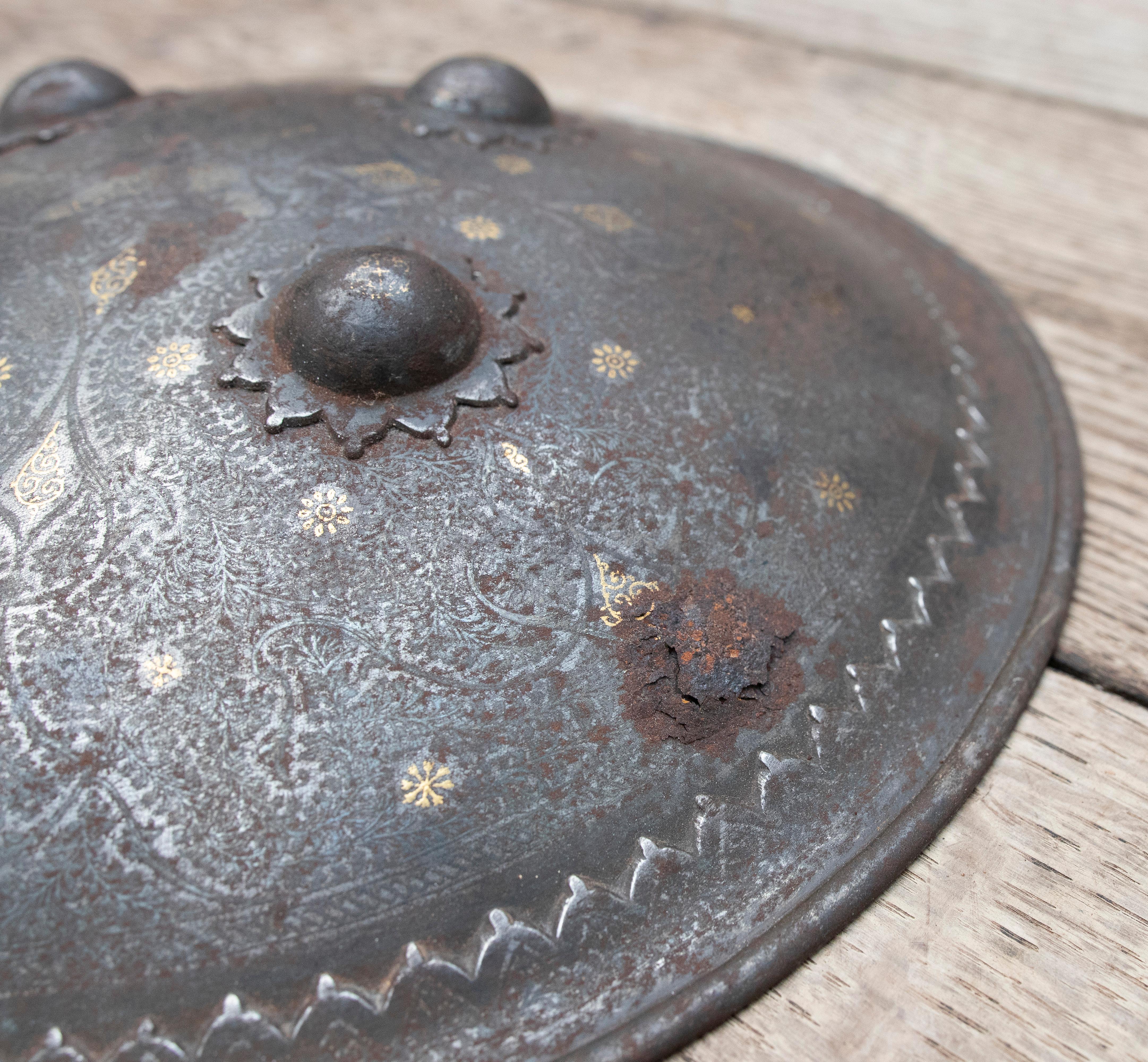 19th Century Mughal Bronze Shield with Original Protective Fabric and Traces of In Good Condition For Sale In Marbella, ES