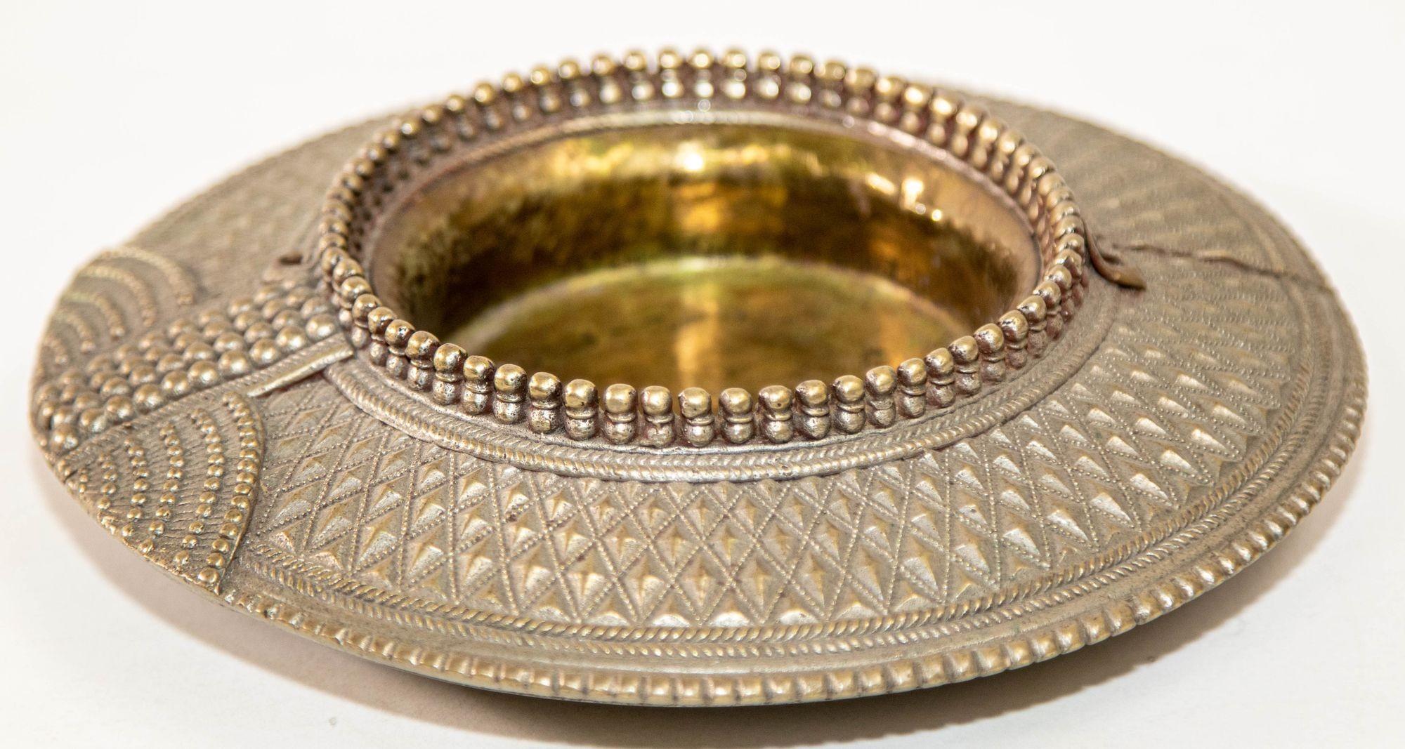 Fin du 19ème siècle Mughal Indian Raj Style Silvered Traditional Anklet Bracelet from India repurposed as a vide poche, catchall, bowl ashtray or just as a beautiful collectible decorative object from India.
Antique argent pièce et laiton lourd