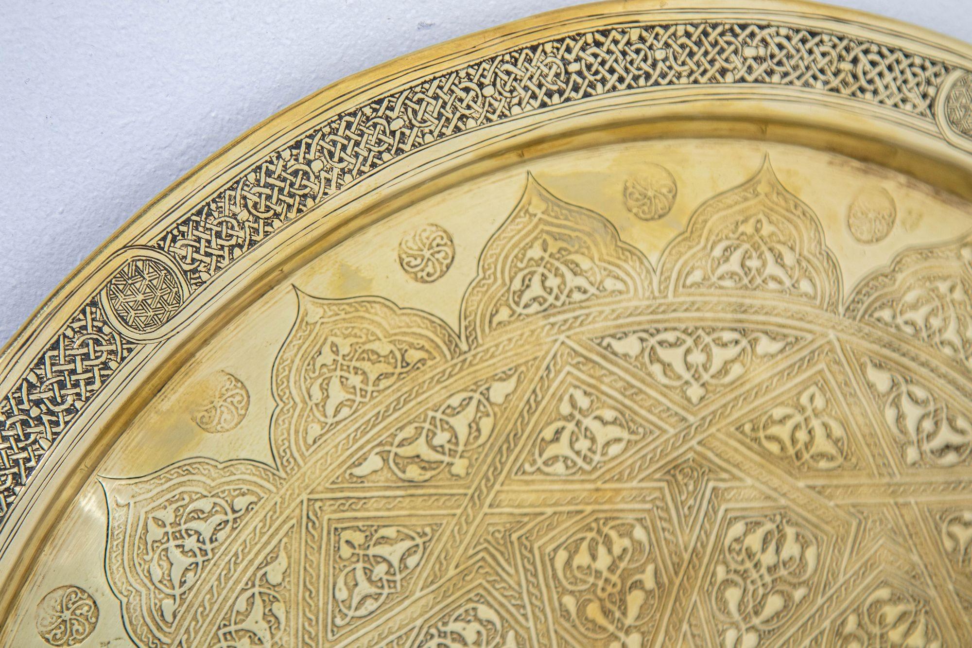 19ème siècle Mughal Indo Persian Fine Antique Brass Round Tray 17 in en vente 3