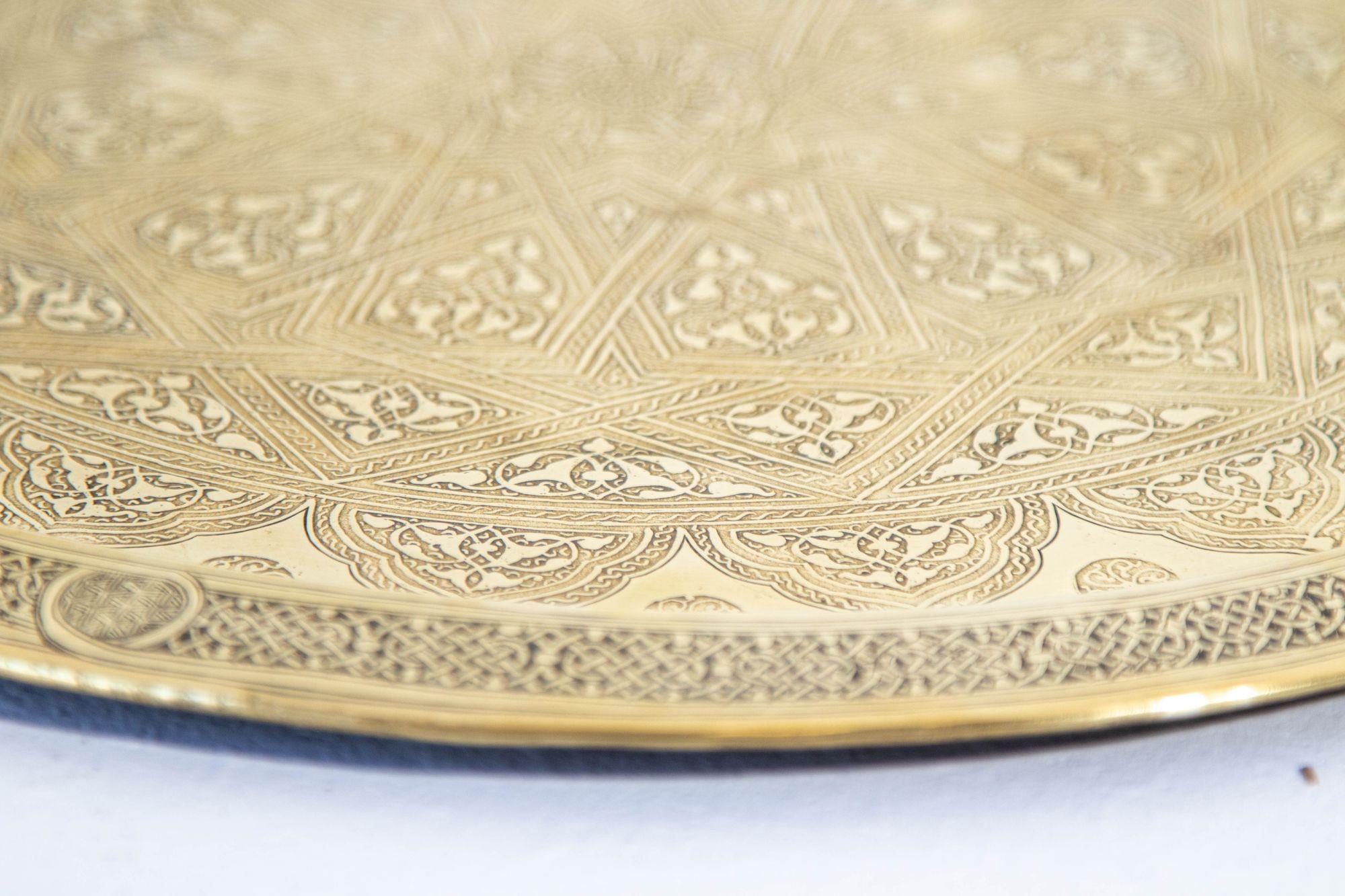 19ème siècle Mughal Indo Persian Fine Antique Brass Round Tray 17 in en vente 9