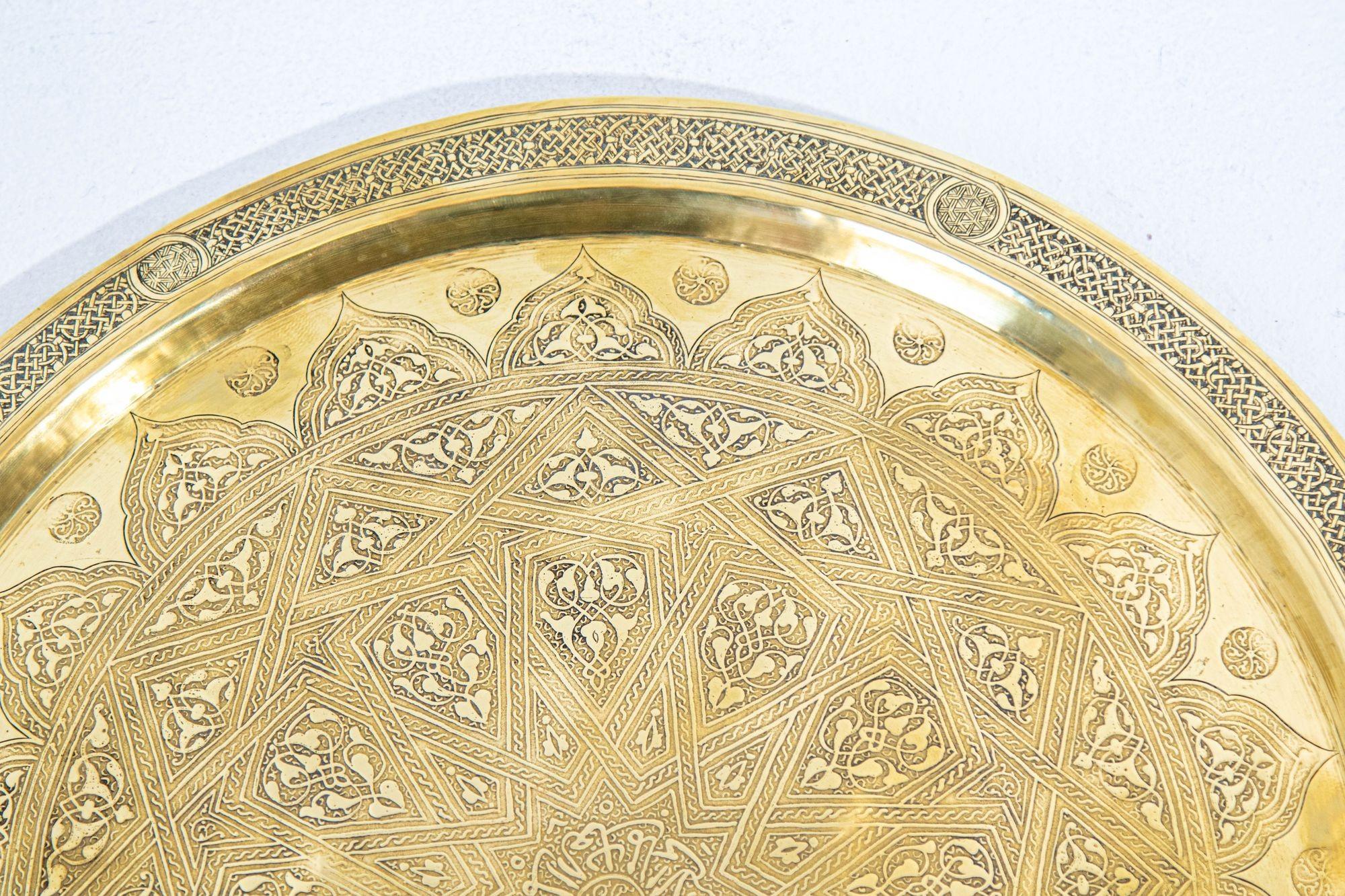 Indien 19ème siècle Mughal Indo Persian Fine Antique Brass Round Tray 17 in en vente
