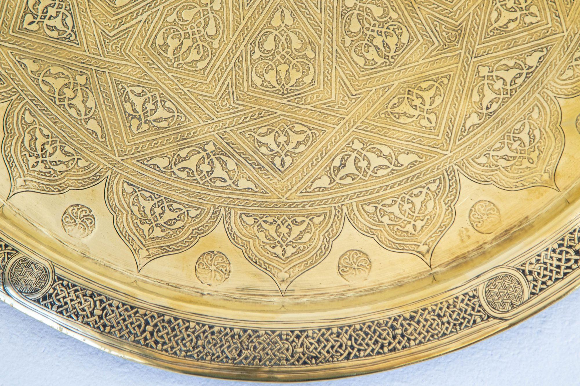 Sculpté à la main 19ème siècle Mughal Indo Persian Fine Antique Brass Round Tray 17 in en vente