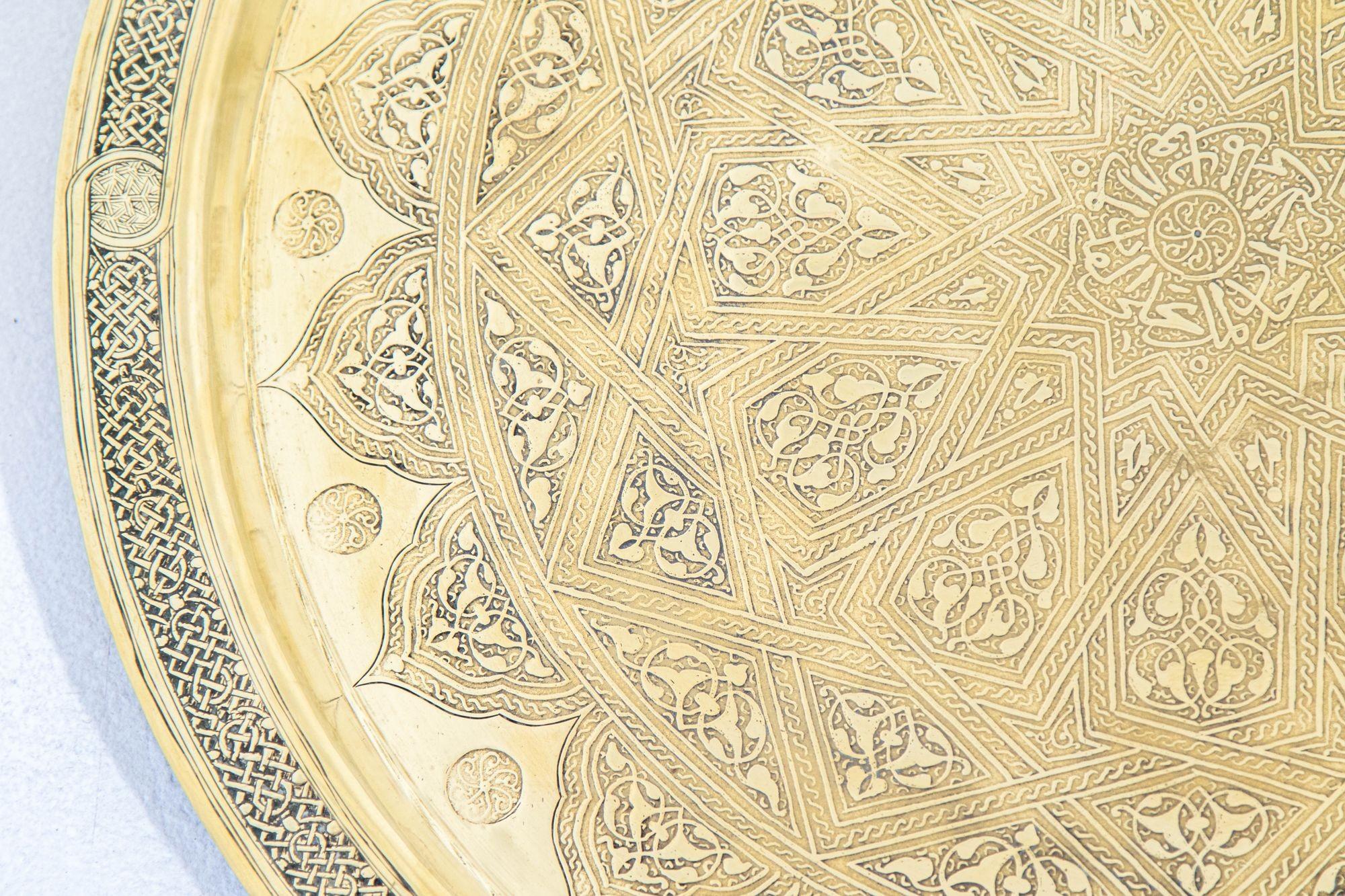 19ème siècle Mughal Indo Persian Fine Antique Brass Round Tray 17 in Bon état - En vente à North Hollywood, CA