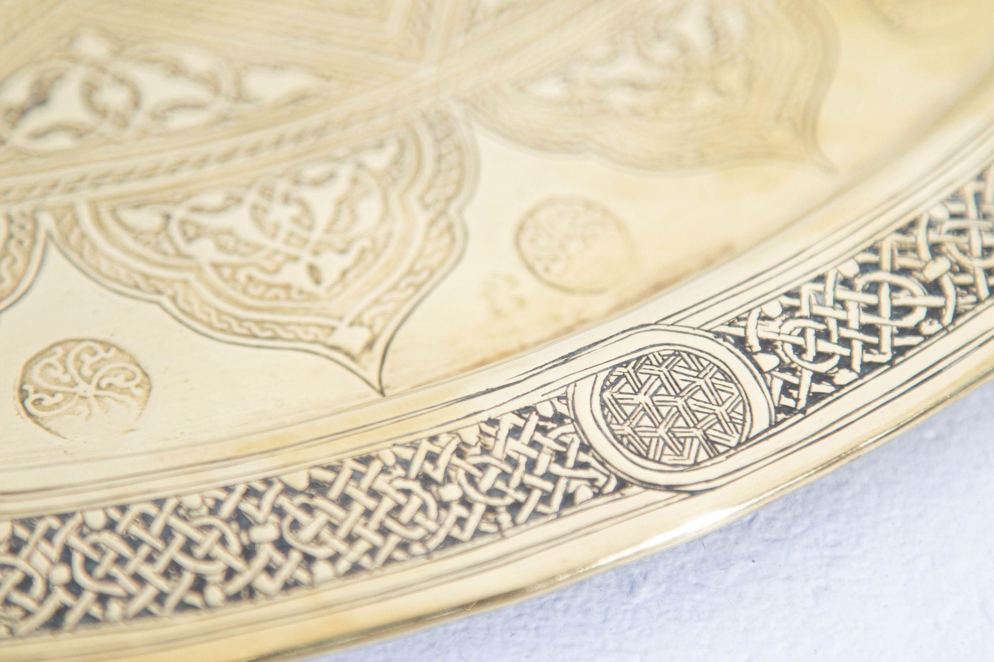 XIXe siècle 19ème siècle Mughal Indo Persian Fine Antique Brass Round Tray 17 in en vente