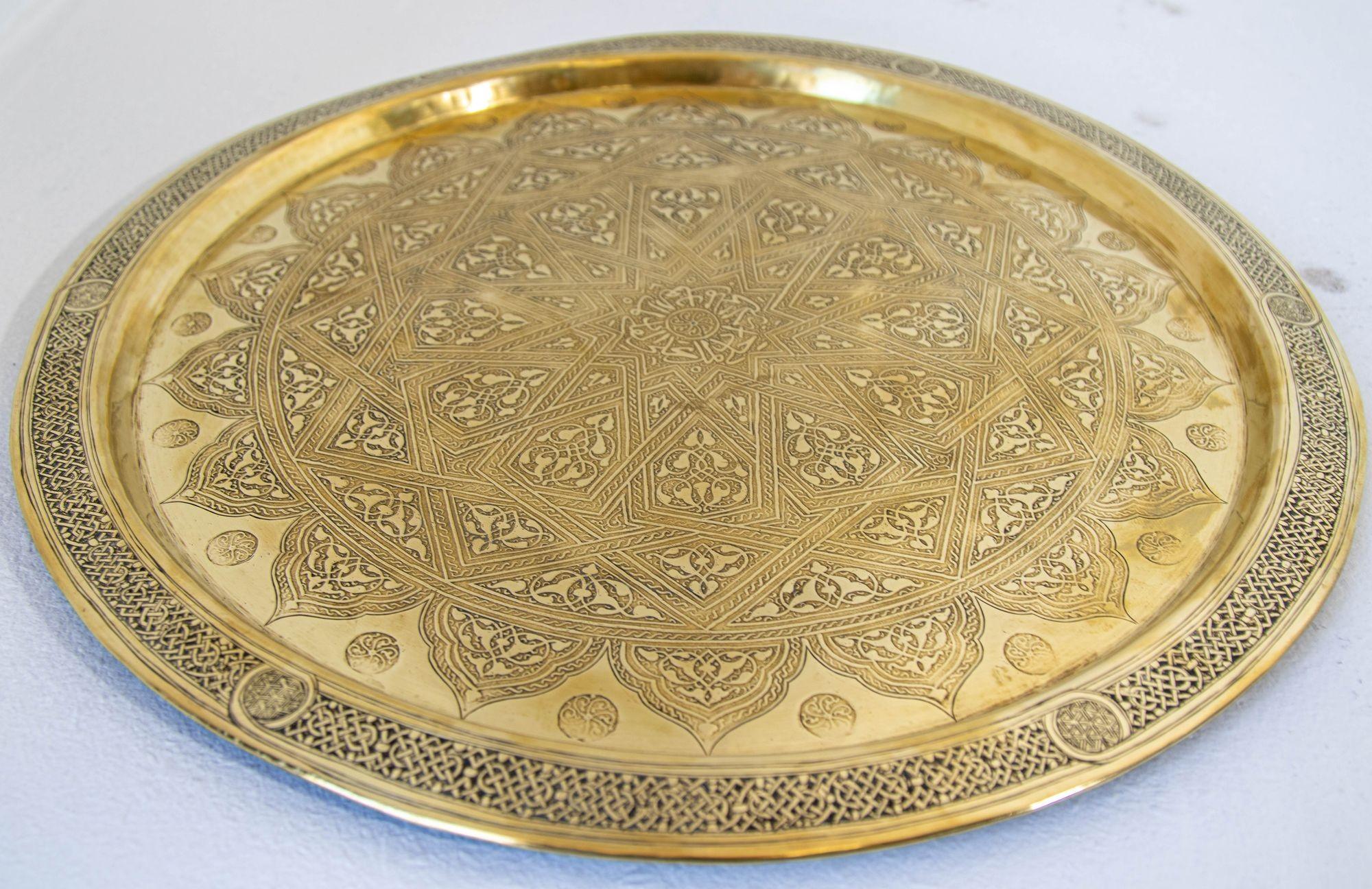 19ème siècle Mughal Indo Persian Fine Antique Brass Round Tray 17 in en vente 1