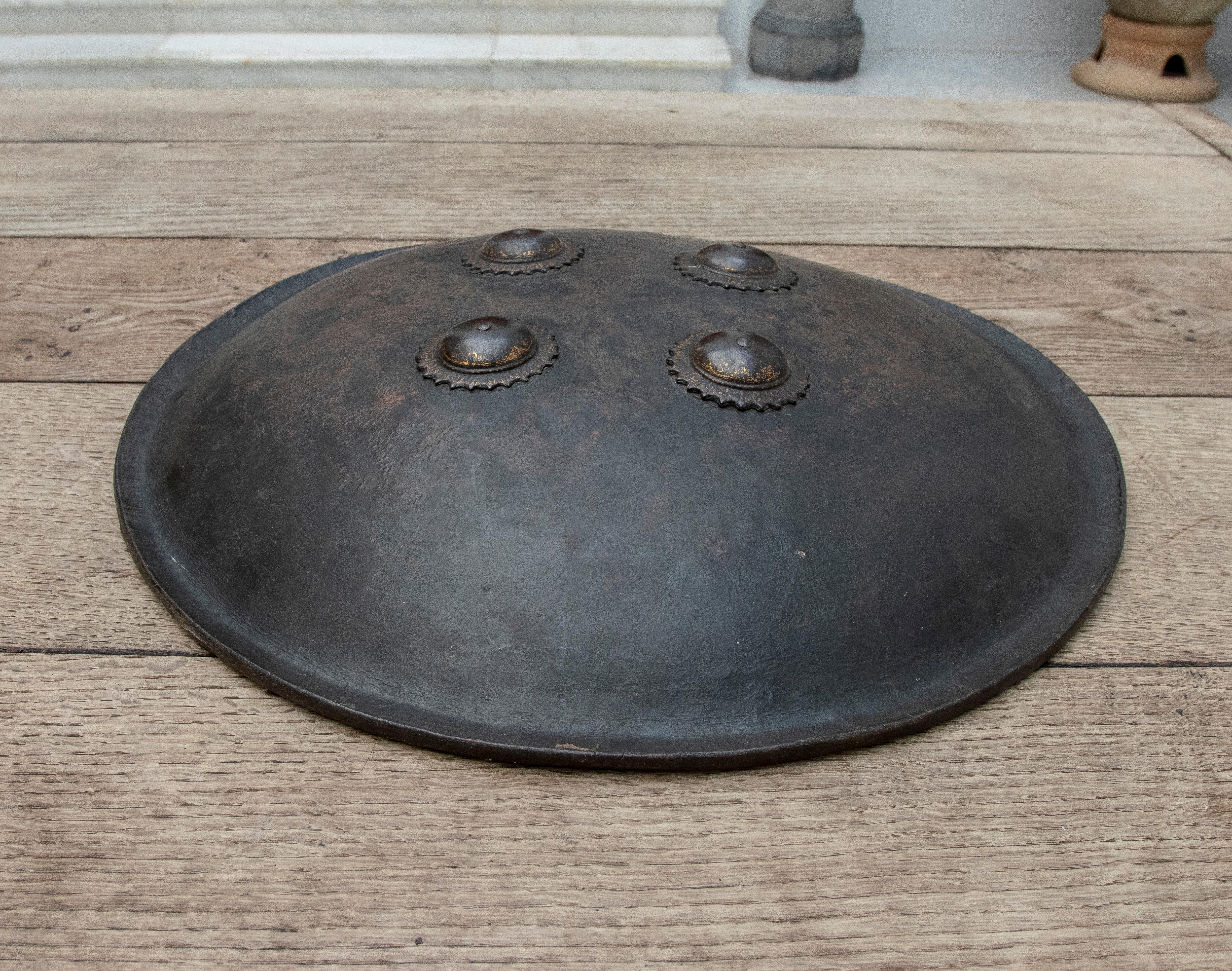 19th Century Mughal Leather Shield and Bronze Finials with Traces of Gold In Good Condition In Marbella, ES