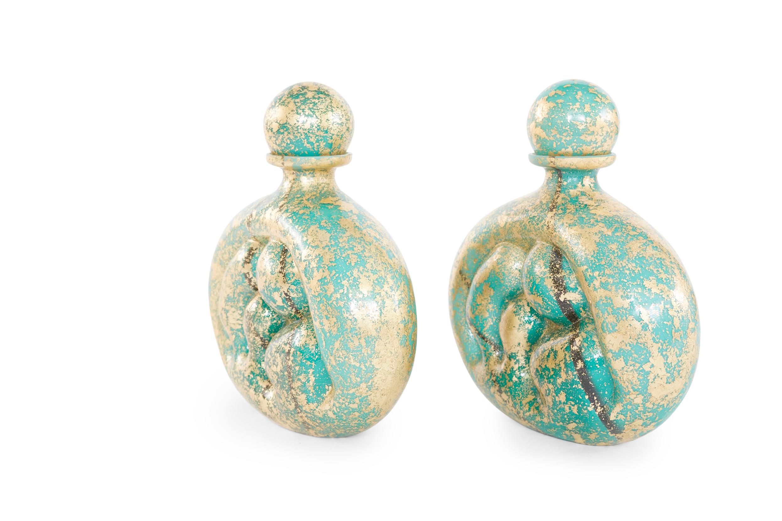 ensemble de deux carafes en verre d'art de Murano du 19e siècle avec détails en or incrustés pour le bar et la table. Chaque carafe est en bon état. Usure mineure correspondant à l'âge/à l'utilisation. Chaque pièce mesure environ 10 pouces de haut X