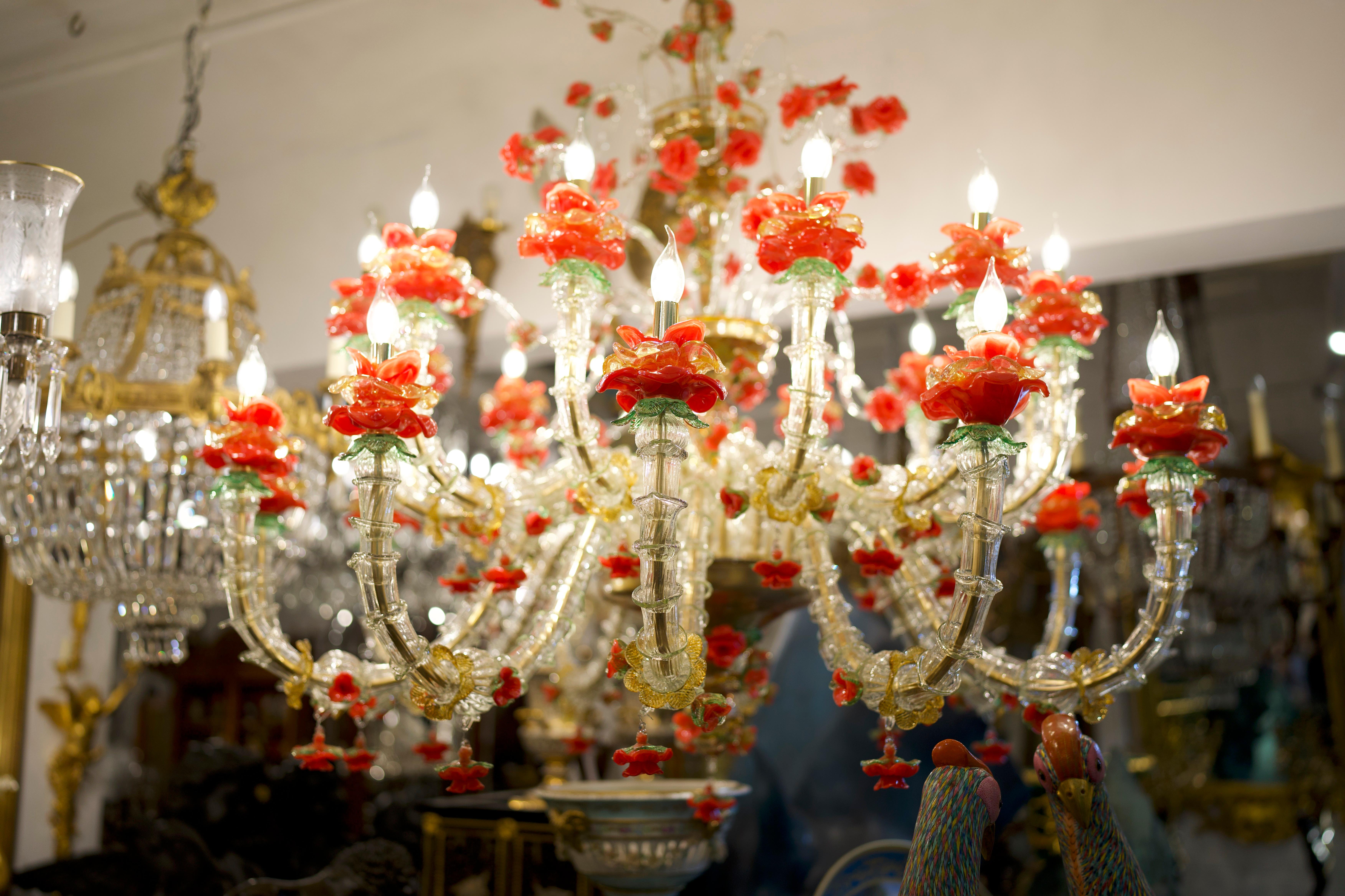 Vetro di Murano Lampadario in vetro di Murano del XIX secolo in stile Rezzonico con rose rosse in vendita