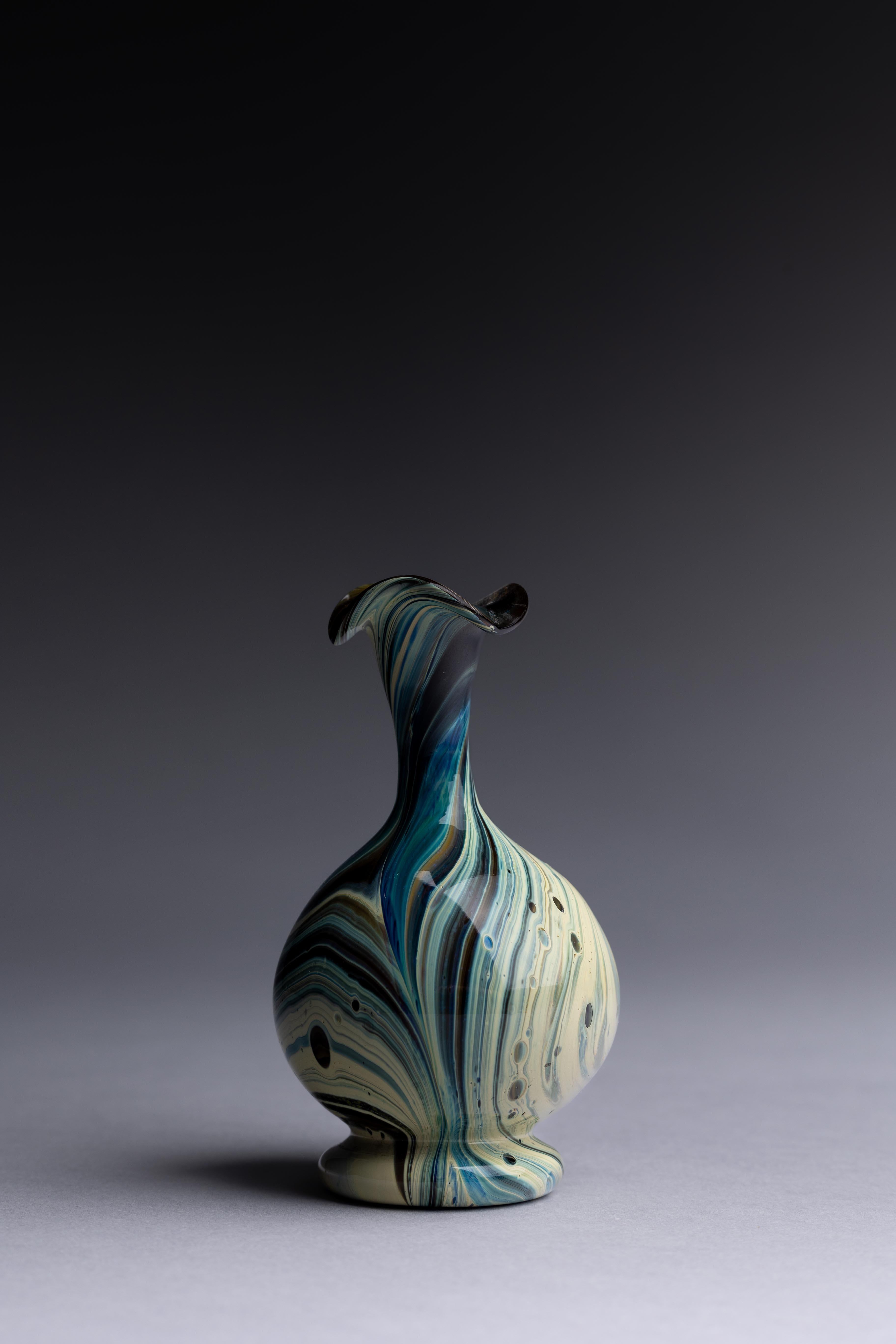 Vase en verre de Murano fabriqué par les maîtres verriers Salviati & Co à la fin du XIXe siècle, avec un magnifique motif marbré de calcédoine.

Ce vase en verre de Murano, fabriqué par Salviati & Co. vers 1880, témoigne d'une maîtrise