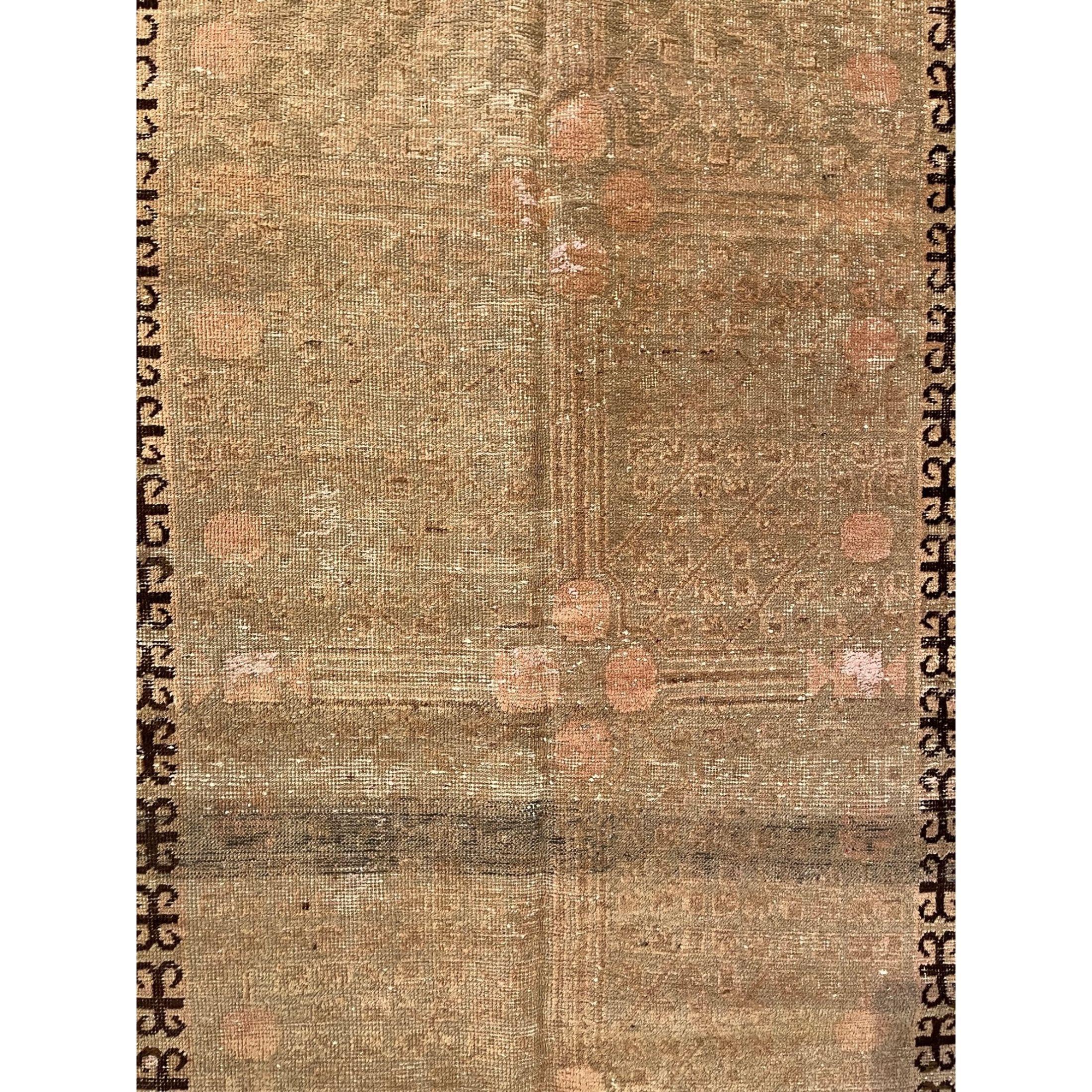 Tappeti antichi di Samarcanda: L'oasi desertica di Khotan era un'importante tappa della Via della Seta. Gli abitanti di Khotan erano esperti tessitori di tappeti che producevano tappeti e tappetini antichi di alta qualità sia per uso interno che per