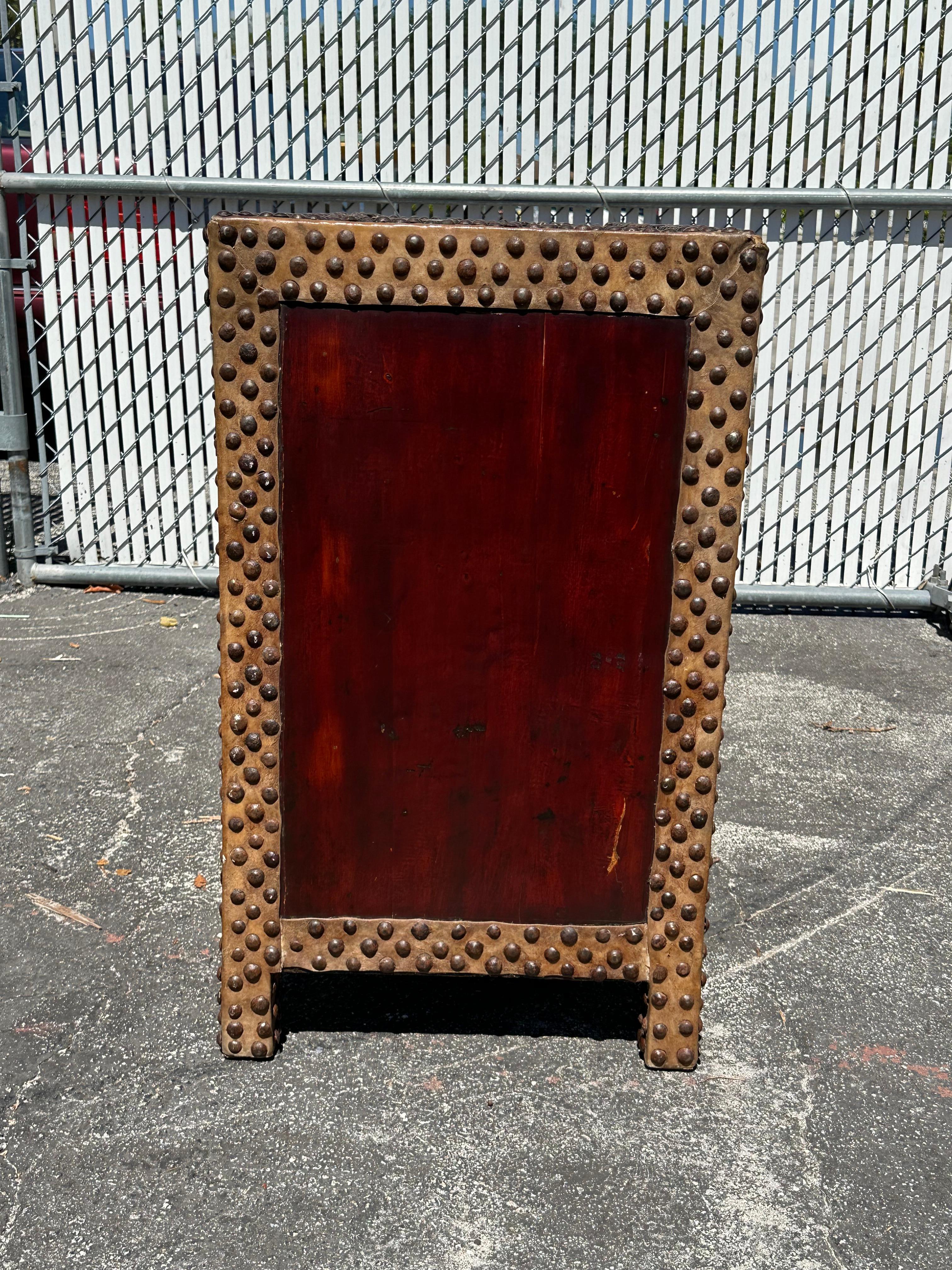 Mini credenza del XIX secolo con testa di chiodo in pelle di mucca rossa in vendita 4