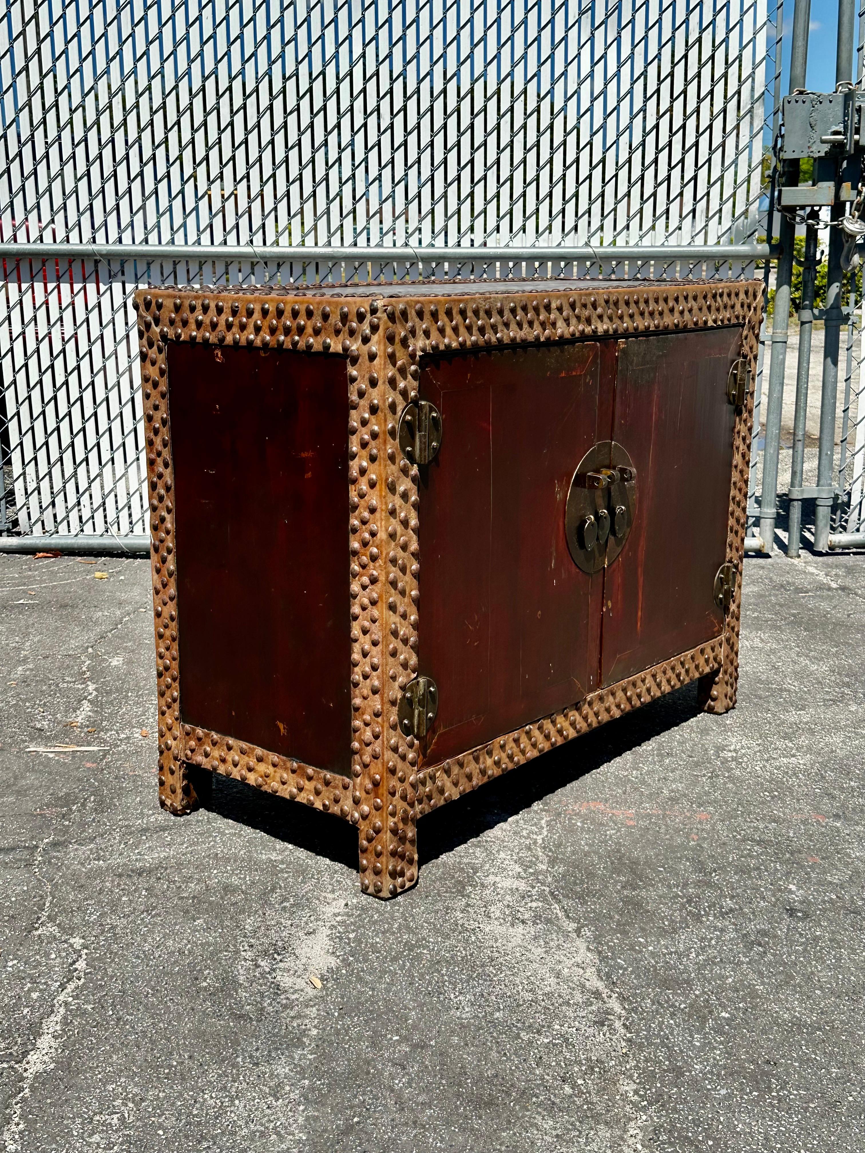 Mini credenza del XIX secolo con testa di chiodo in pelle di mucca rossa in vendita 5