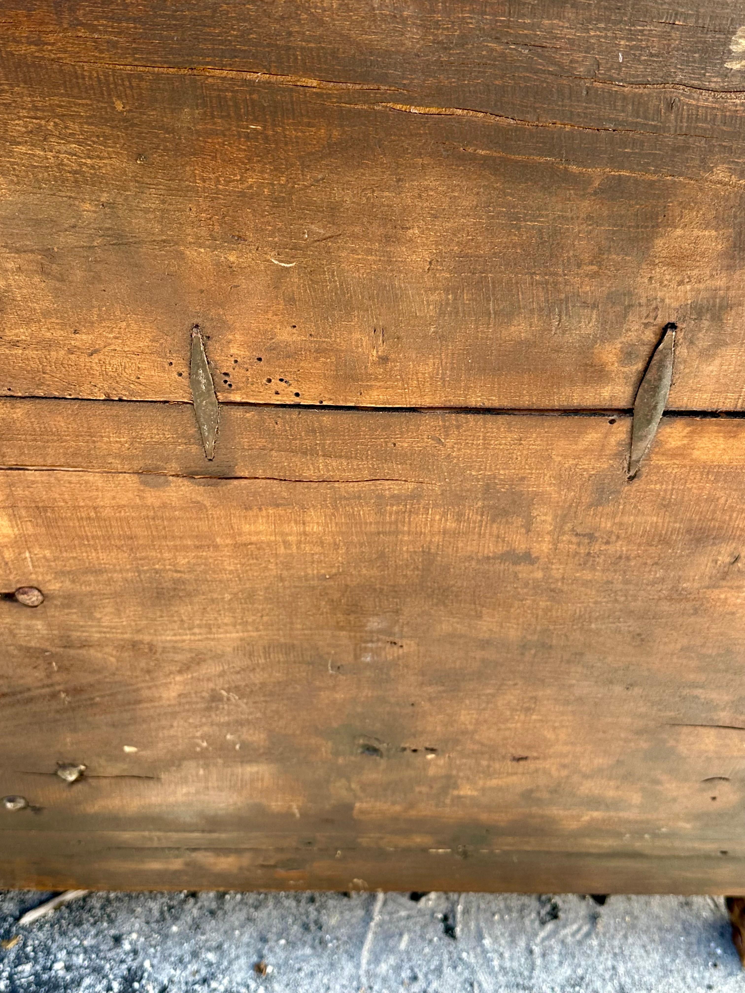 Mini credenza del XIX secolo con testa di chiodo in pelle di mucca rossa in vendita 7
