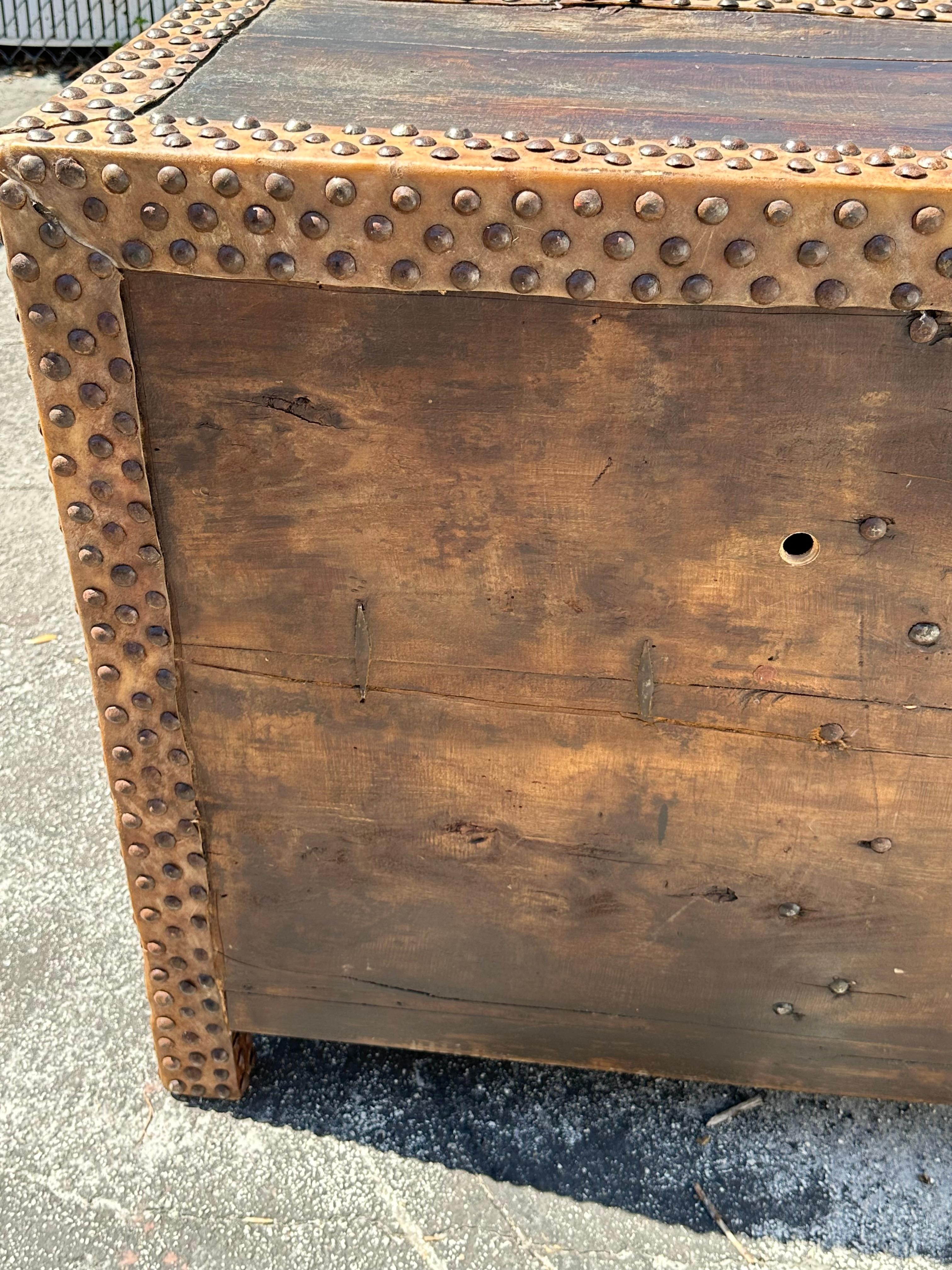 Mini credenza del XIX secolo con testa di chiodo in pelle di mucca rossa in vendita 8