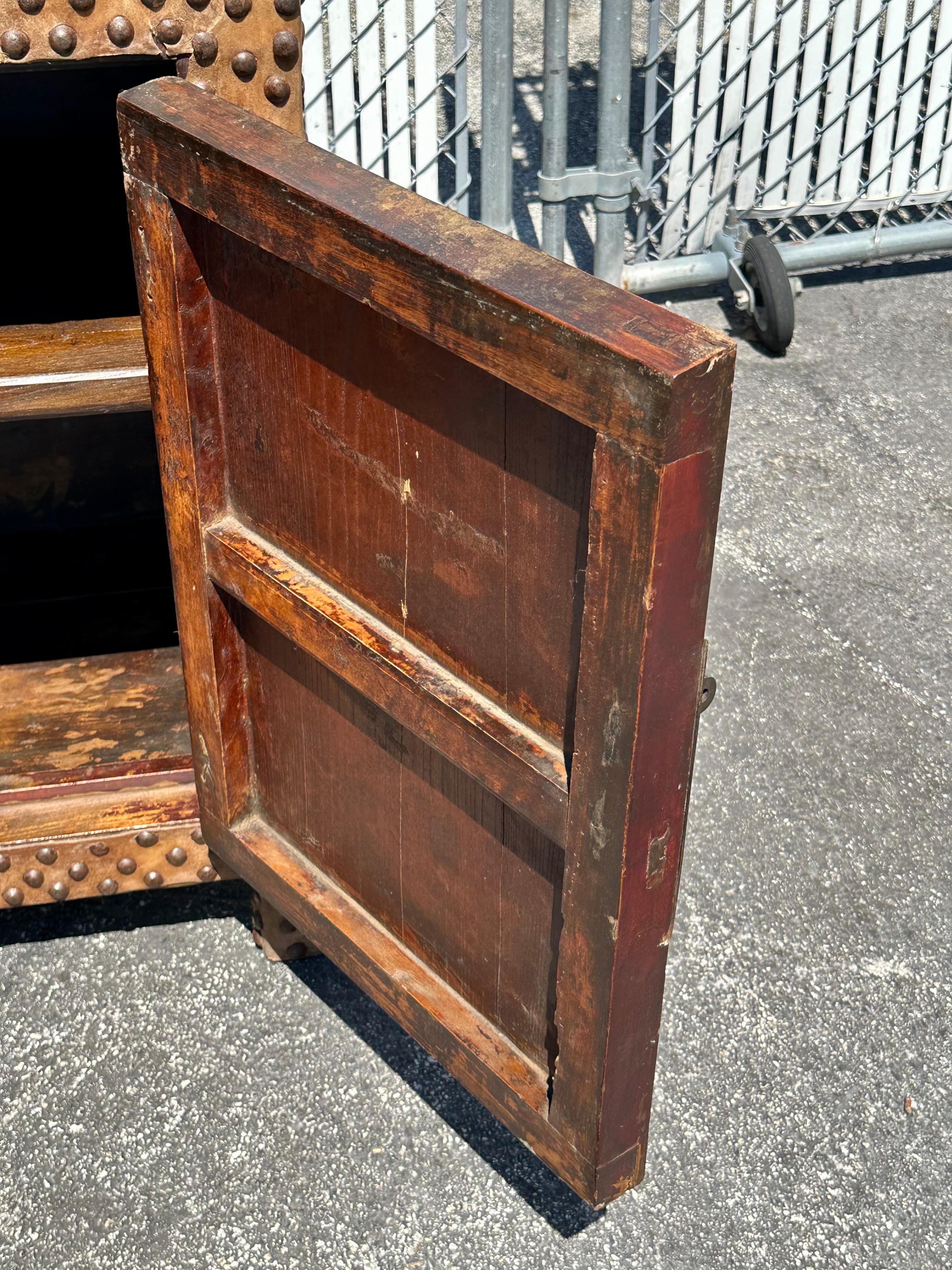 Mini credenza del XIX secolo con testa di chiodo in pelle di mucca rossa in vendita 10