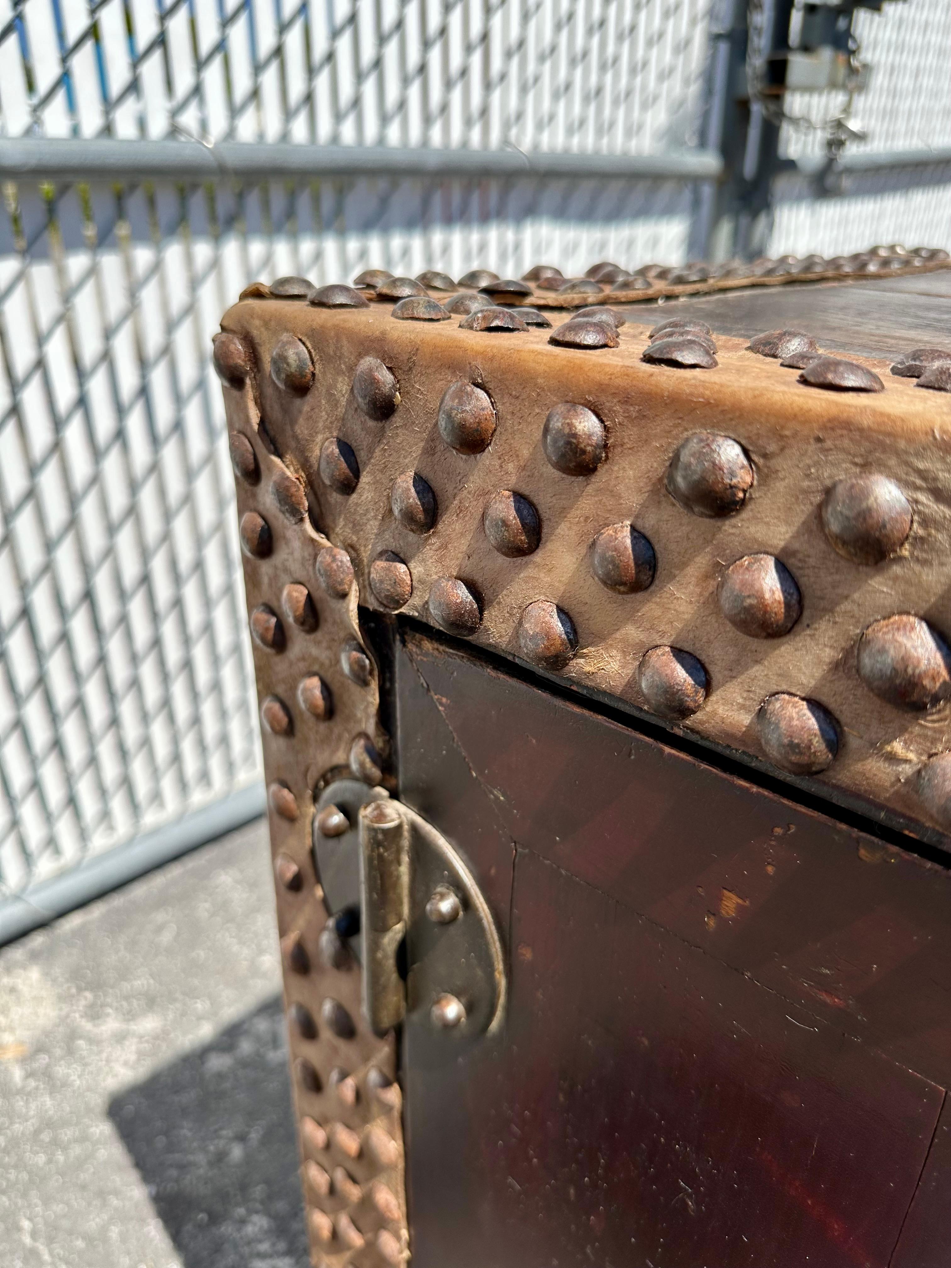 Mini credenza del XIX secolo con testa di chiodo in pelle di mucca rossa in vendita 11