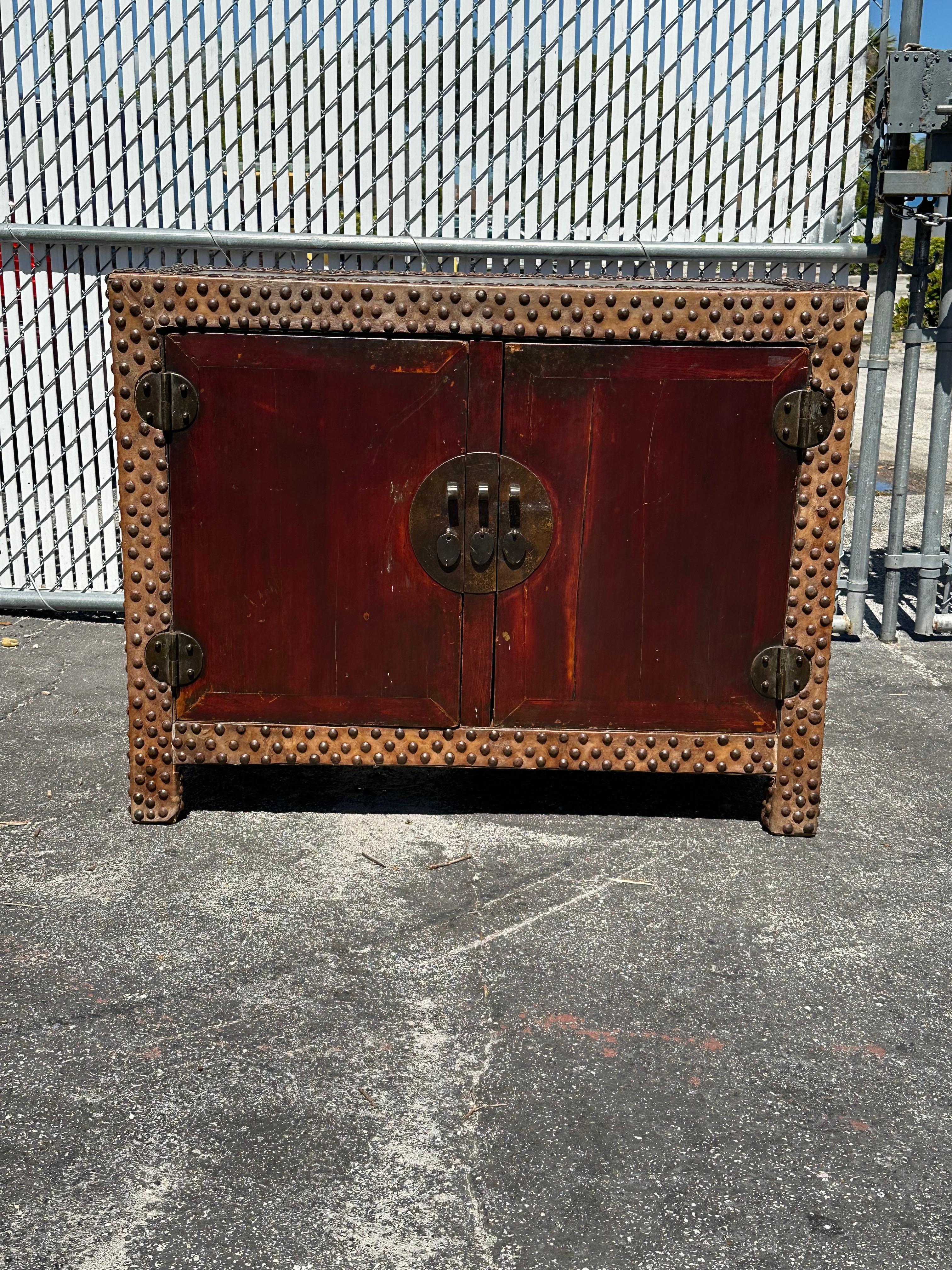 Eleganza senza tempo per questa squisita credenza di piccole dimensioni, risalente al XIX secolo. Realizzato con un'attenzione meticolosa ai dettagli, questo pezzo presenta una splendida finitura artigianale, che assicura un aspetto ricco e lucente