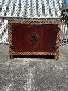 Mini armoire d'appoint du 19ème siècle en cuir de vache rouge à tête de clou