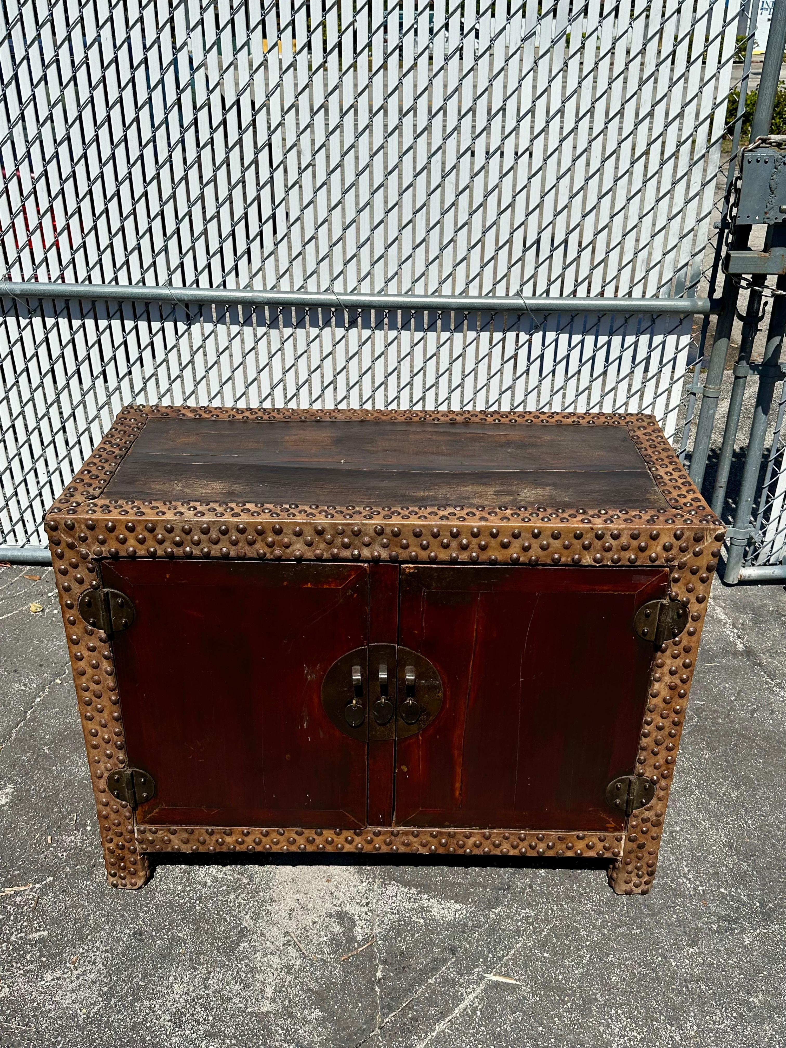 Cineserie Mini credenza del XIX secolo con testa di chiodo in pelle di mucca rossa in vendita