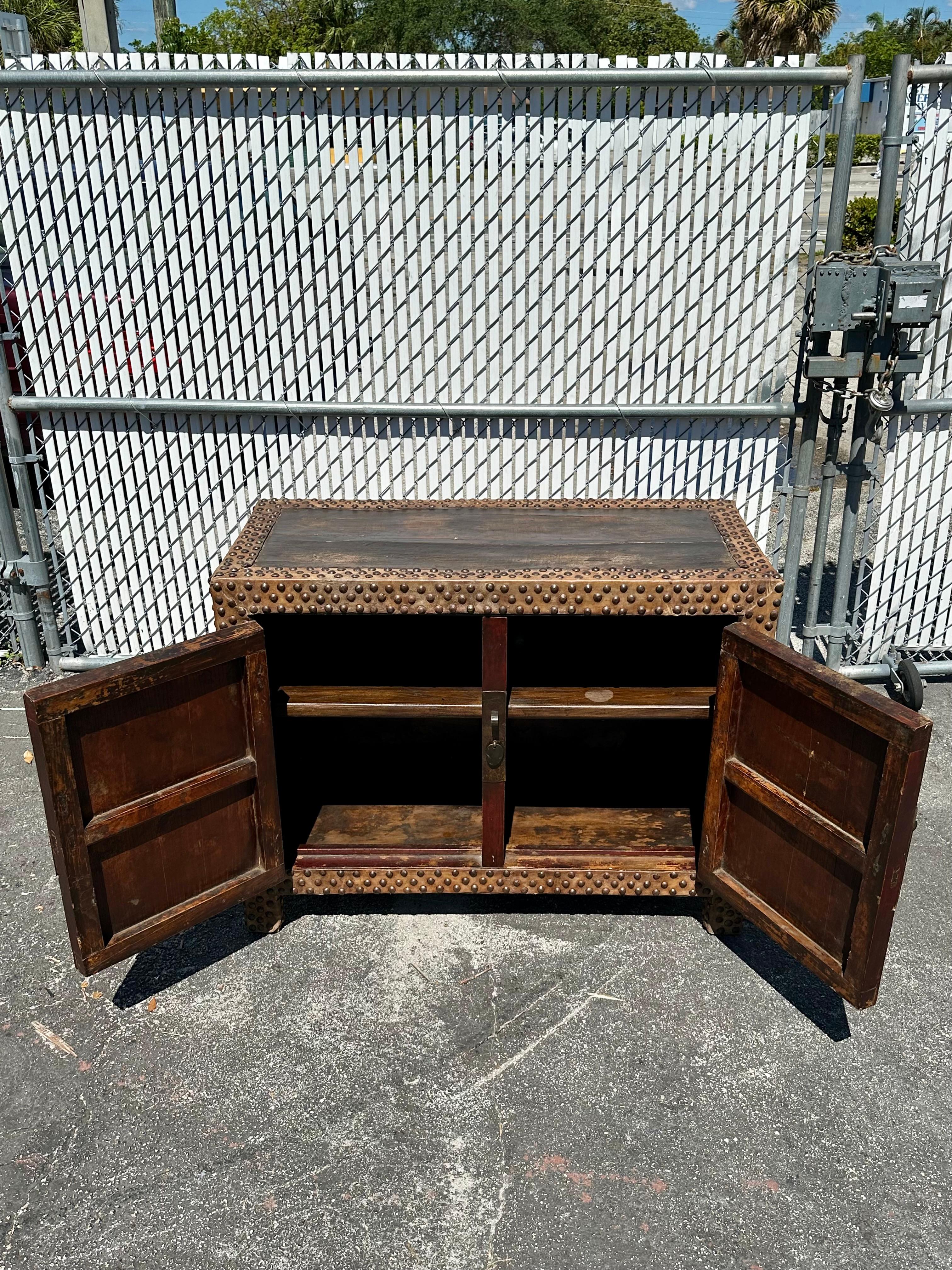 Asiatico Mini credenza del XIX secolo con testa di chiodo in pelle di mucca rossa in vendita