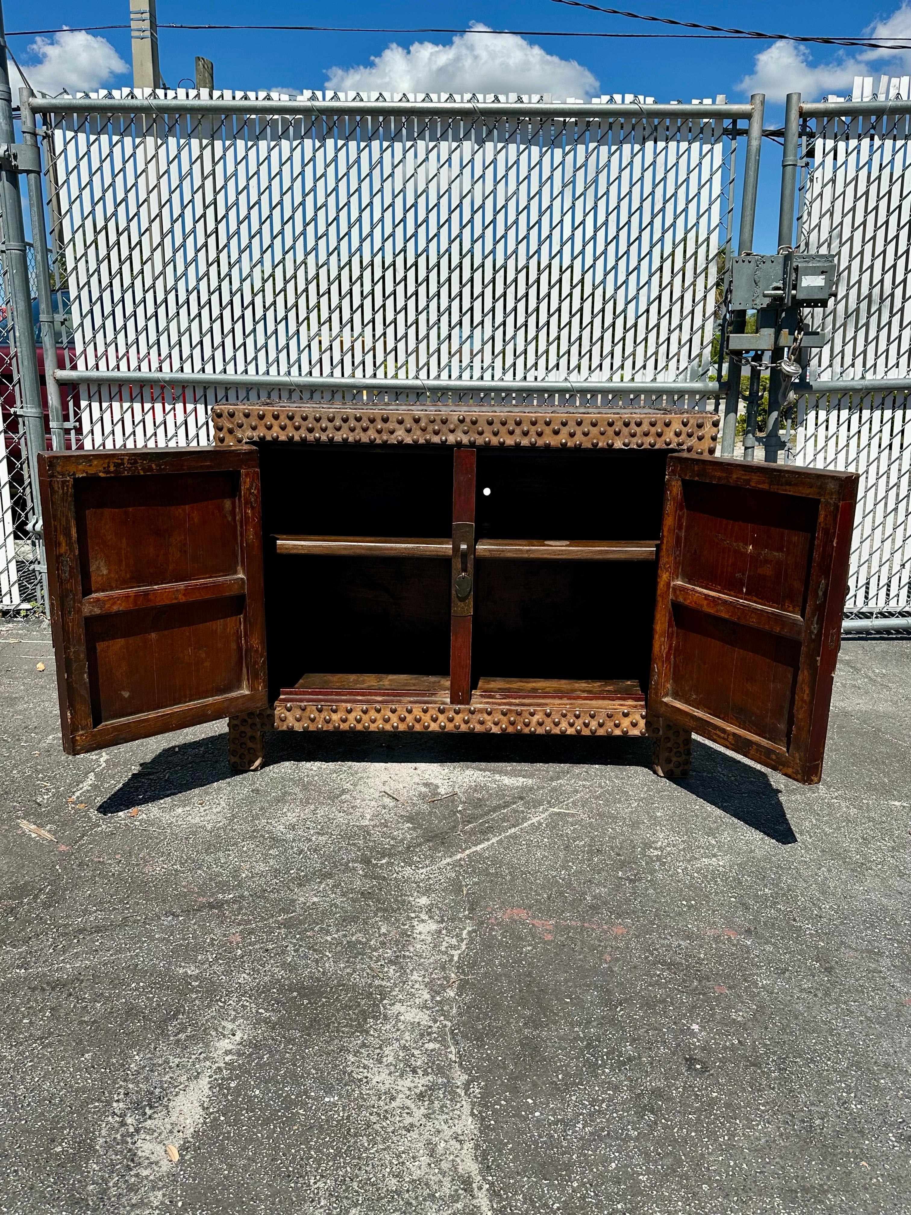 Mini credenza del XIX secolo con testa di chiodo in pelle di mucca rossa In condizioni buone in vendita a Fort Lauderdale, FL
