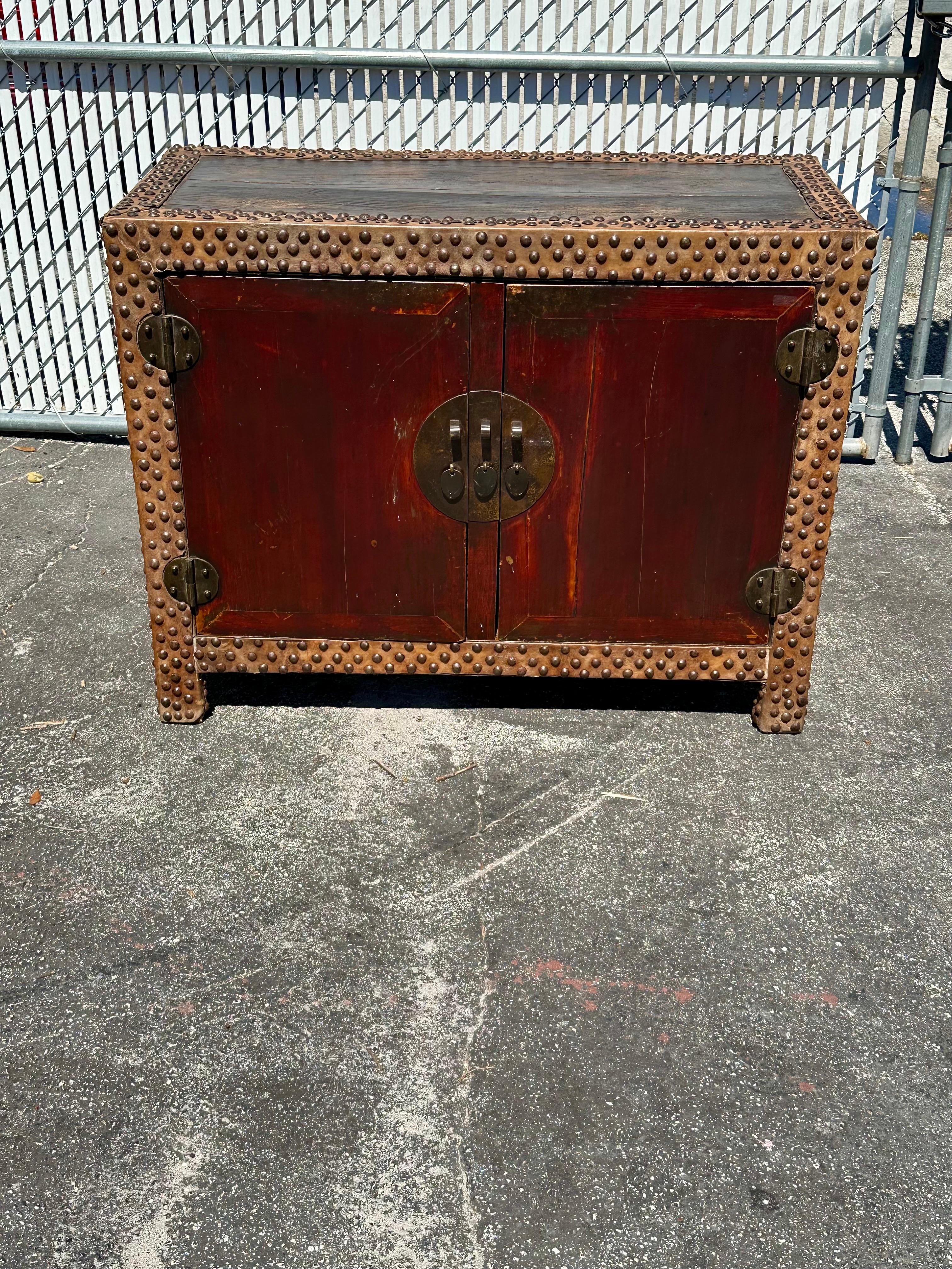 Ottone Mini credenza del XIX secolo con testa di chiodo in pelle di mucca rossa in vendita