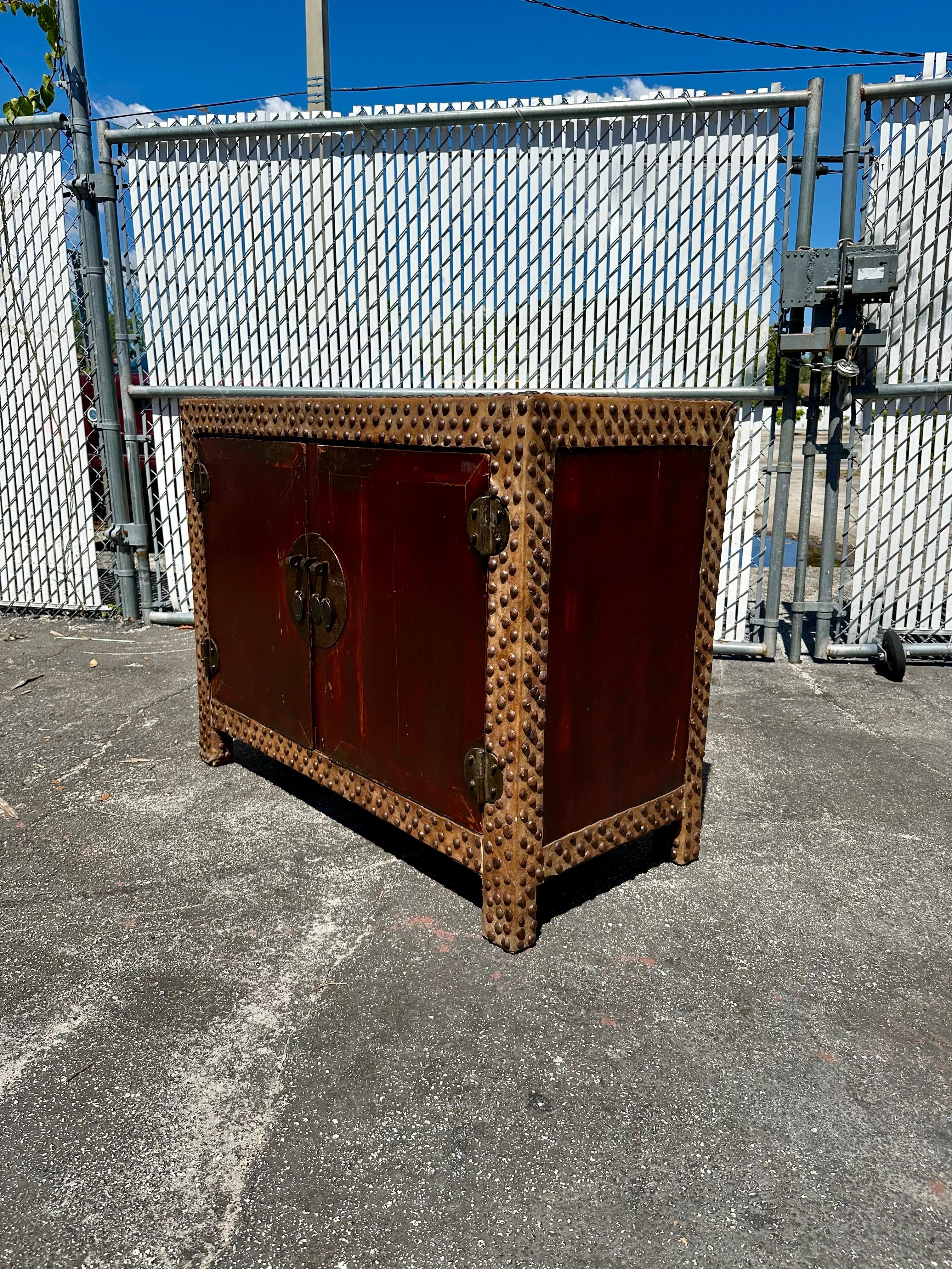 Mini credenza del XIX secolo con testa di chiodo in pelle di mucca rossa in vendita 2
