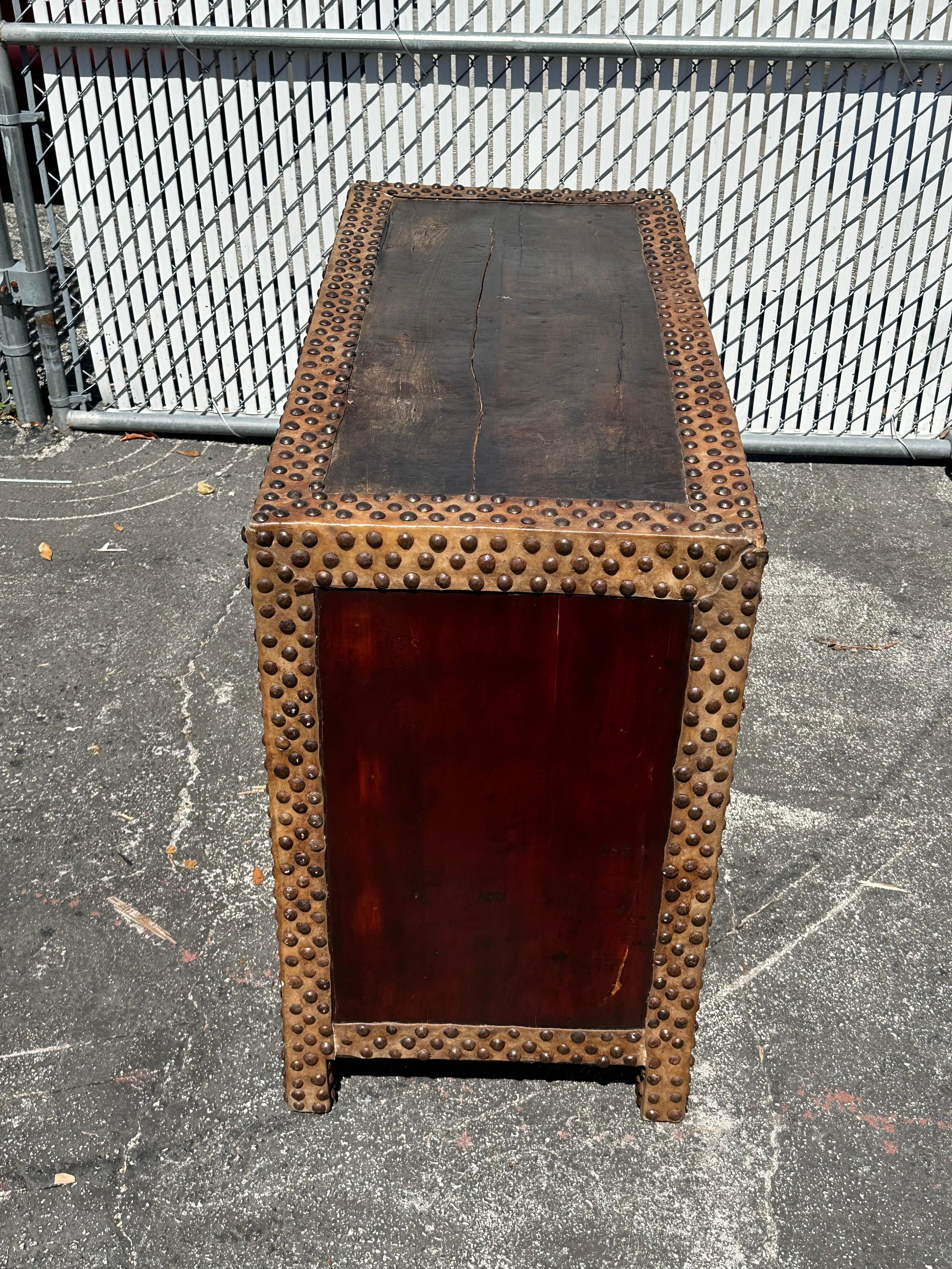 Mini credenza del XIX secolo con testa di chiodo in pelle di mucca rossa in vendita 3