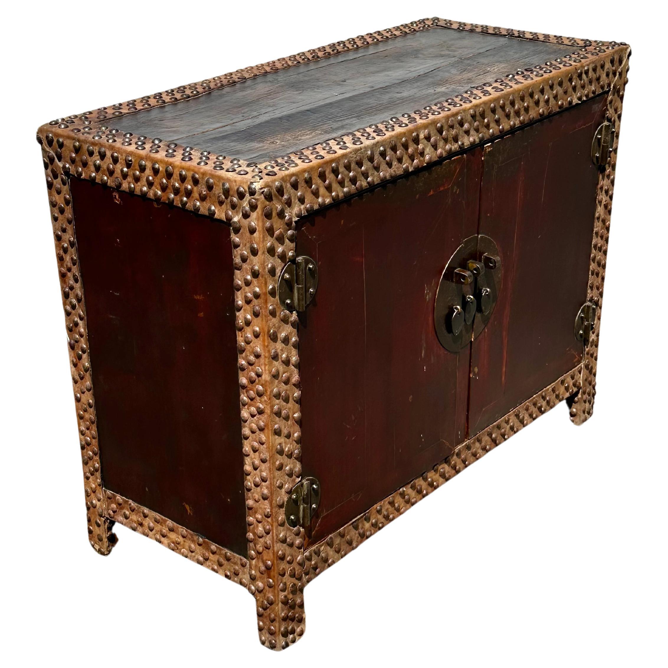 Mini credenza del XIX secolo con testa di chiodo in pelle di mucca rossa