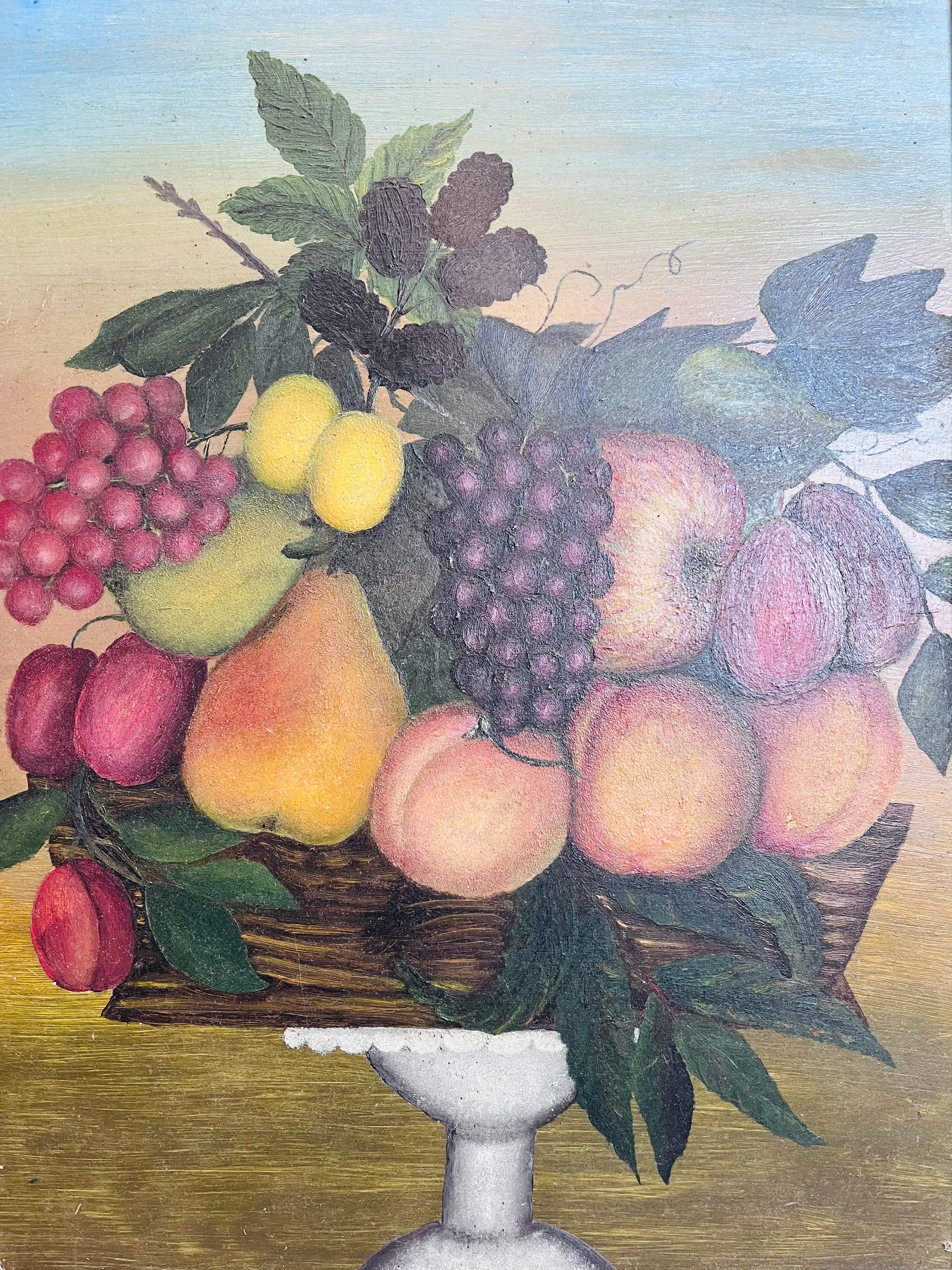 Ein einzigartiges Gemälde im Stil der amerikanischen naiven Volkskunst aus der Mitte des späten 19. Jahrhunderts, das ein Obststillleben in einem geflochtenen Korb auf einem weißen Kompott mit Fuß zeigt. Das Gemälde ist in Öl gemalt und befindet