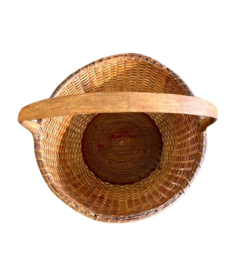 Cestino per nave da crociera di Nantucket del XIX secolo di CAP. Thomas James (1811 - 1885), 1870 circa, cestino rotondo aperto con manico a dondolo con intreccio di canne su doghe di rattan con bordi smussati, fondo in pino con dieci cerchi