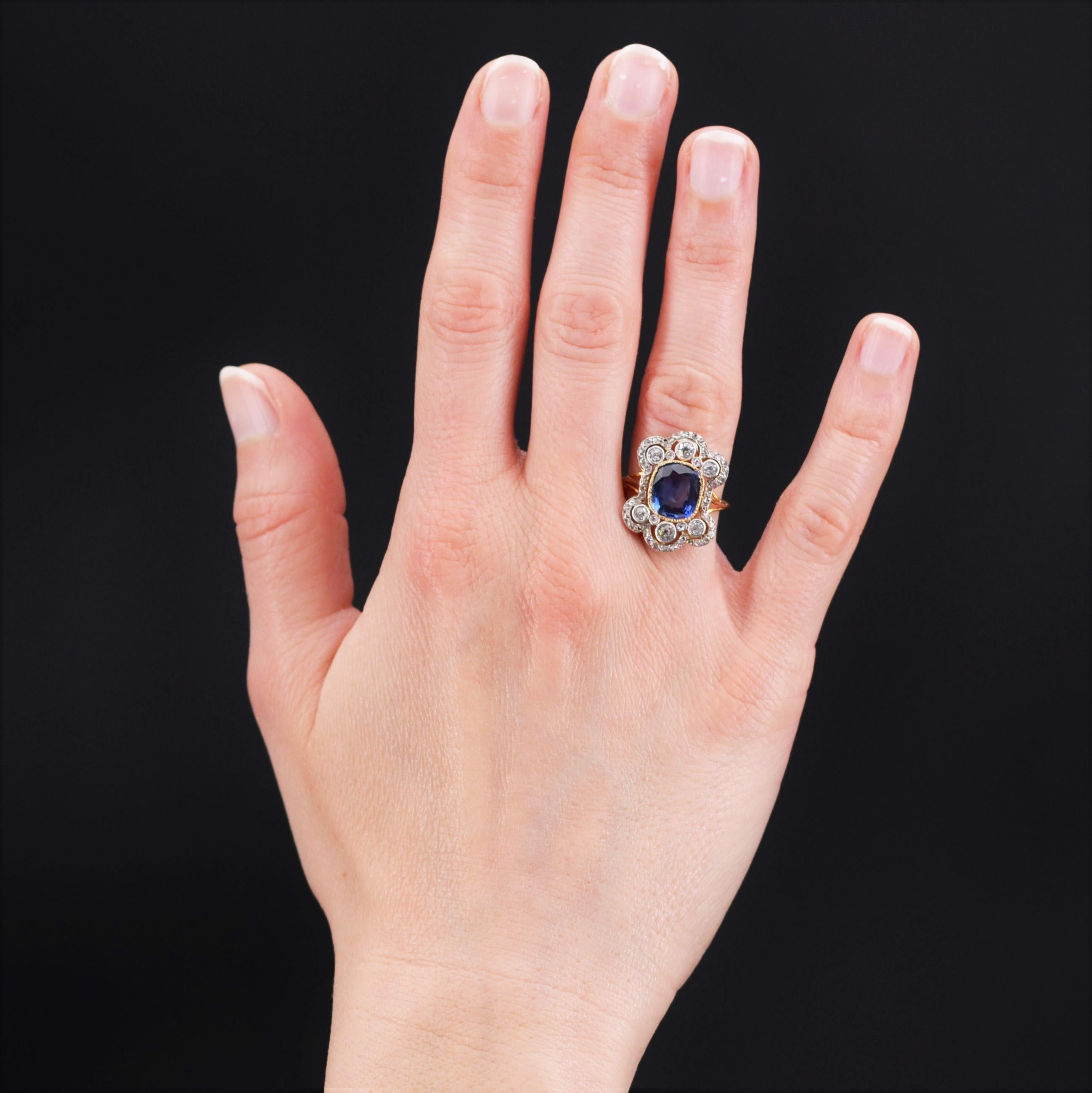 Ring aus 18 Karat Gelbgold.
Unglaublicher antiker Ring, er stellt eine polylobate Dekoration vor, die von einem Saphiren mit Kissenschliff in gravierter geschlossener Fassung zentriert wird. Der gesamte Teller ist mit antiken Diamanten in