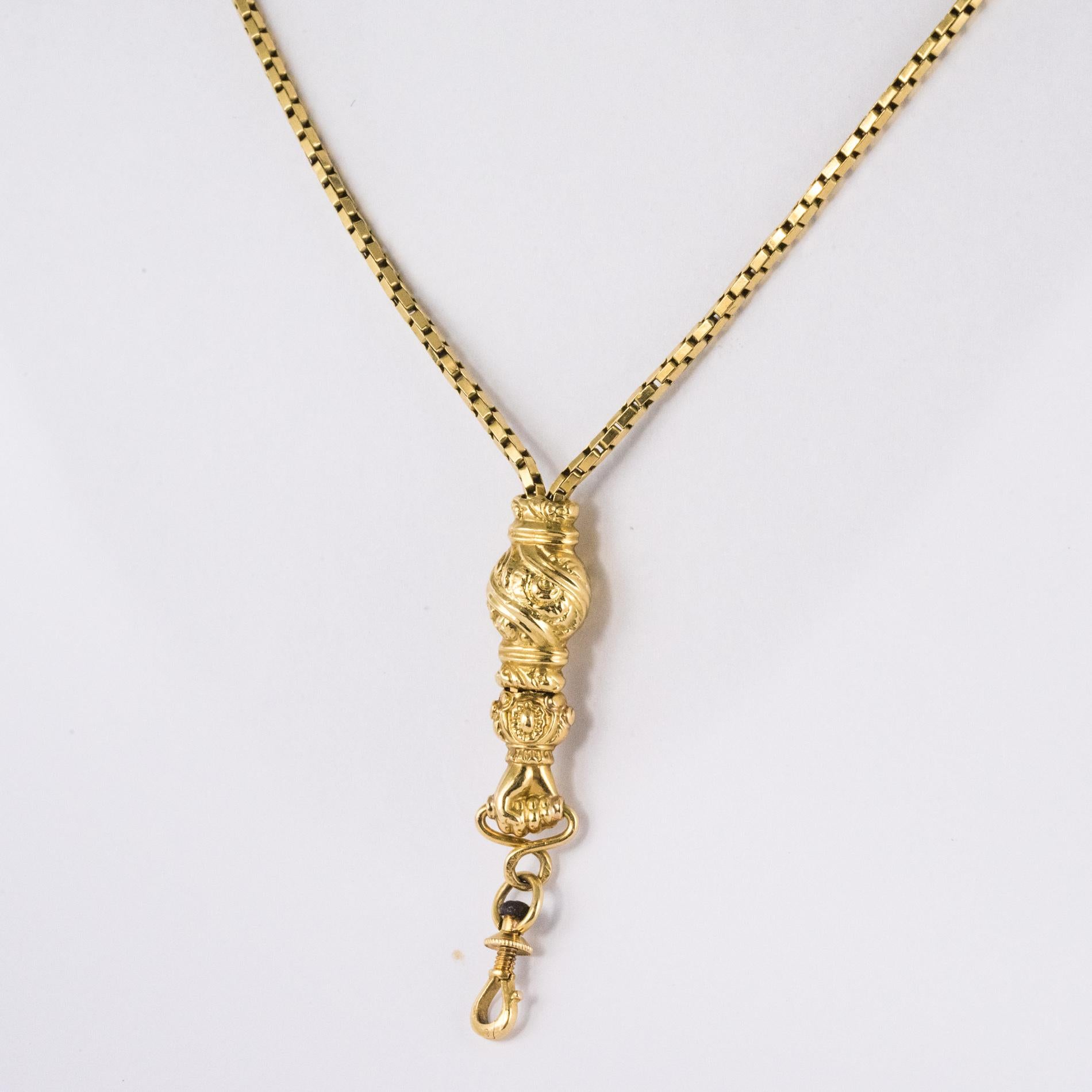 Necklace in 18 karat yellow gold, eagle's head hallmark.
Probably antique watch chain, this gold necklace is formed of a rectangle link on which circulates a slide, chiseled with foliage and which ends in a pattern chiseled in gloved hand, which