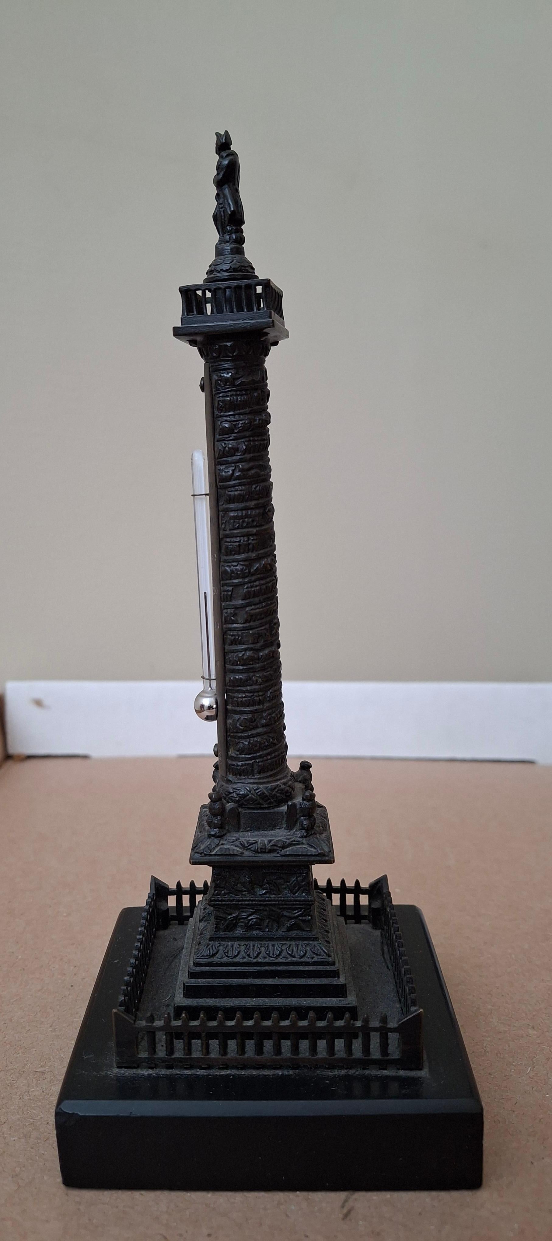 Termometro in bronzo napoleonico del XIX secolo  Raffigurazione della colonna Vendome

Base in marmo

3