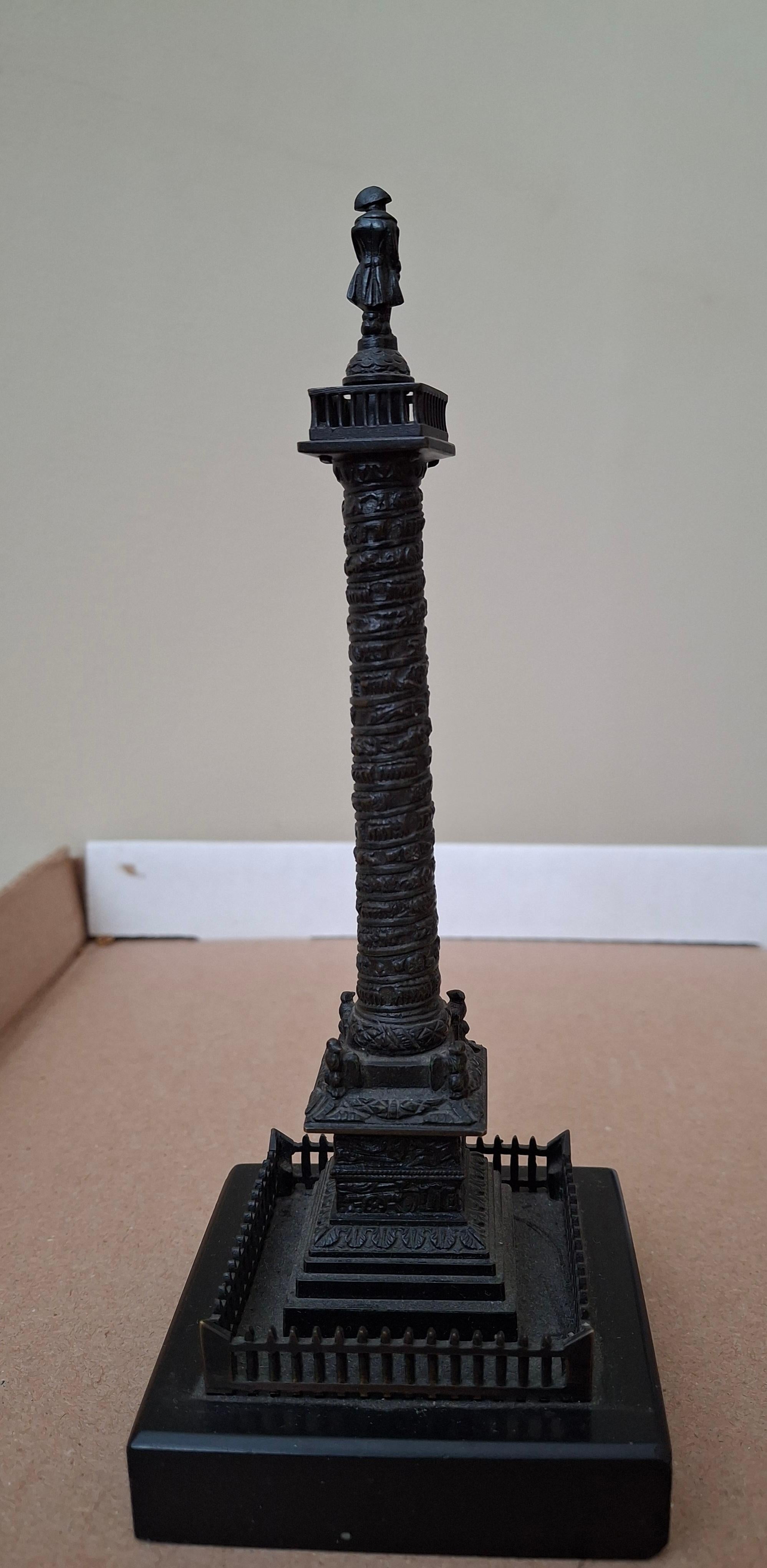 Termometro in bronzo napoleonico del XIX secolo  Raffigurazione della colonna Vendome In condizioni buone in vendita a San Francisco, CA