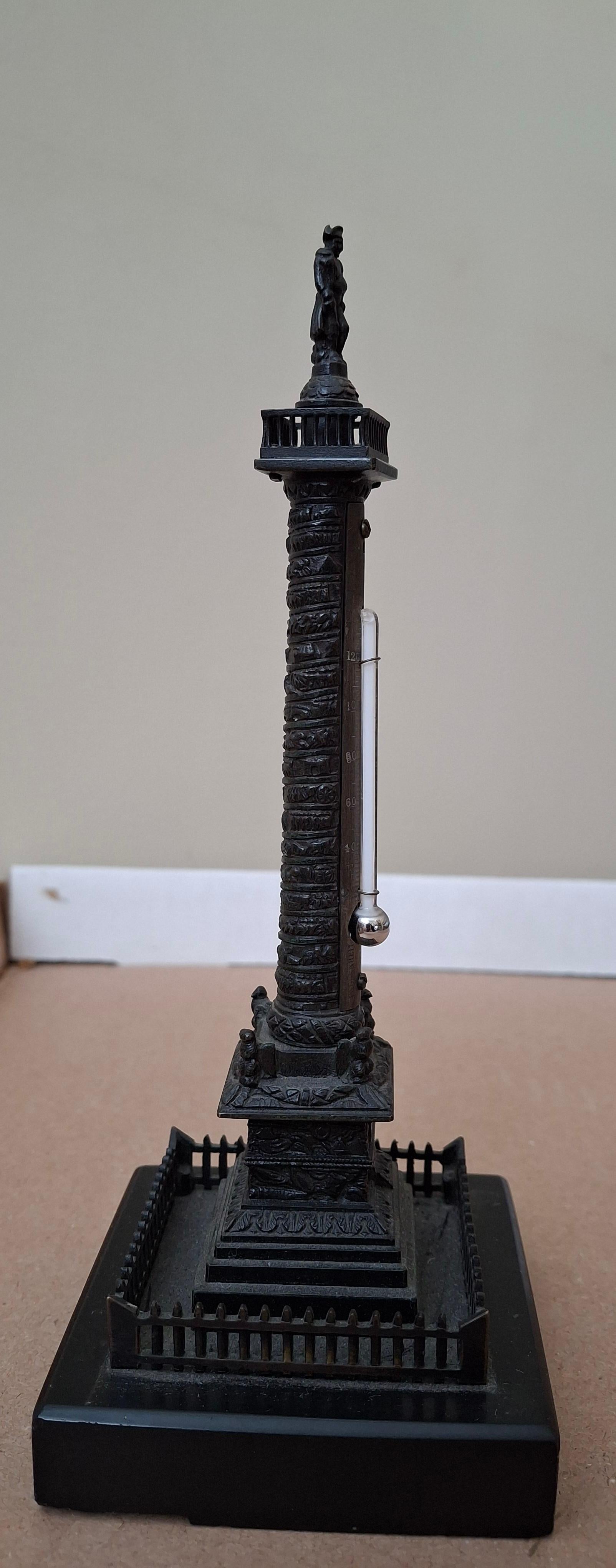 Marmo Termometro in bronzo napoleonico del XIX secolo  Raffigurazione della colonna Vendome in vendita