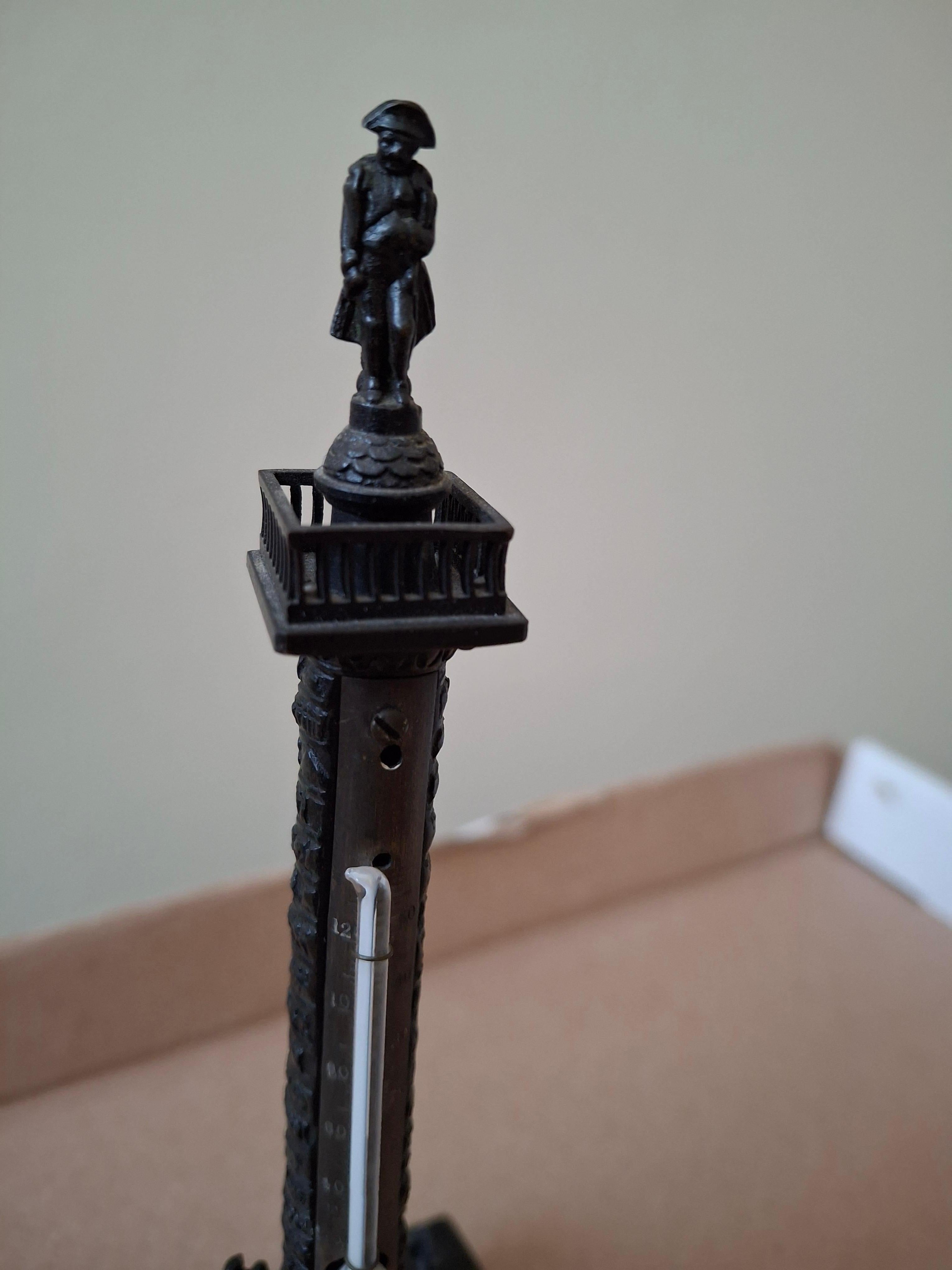 Termometro in bronzo napoleonico del XIX secolo  Raffigurazione della colonna Vendome in vendita 1